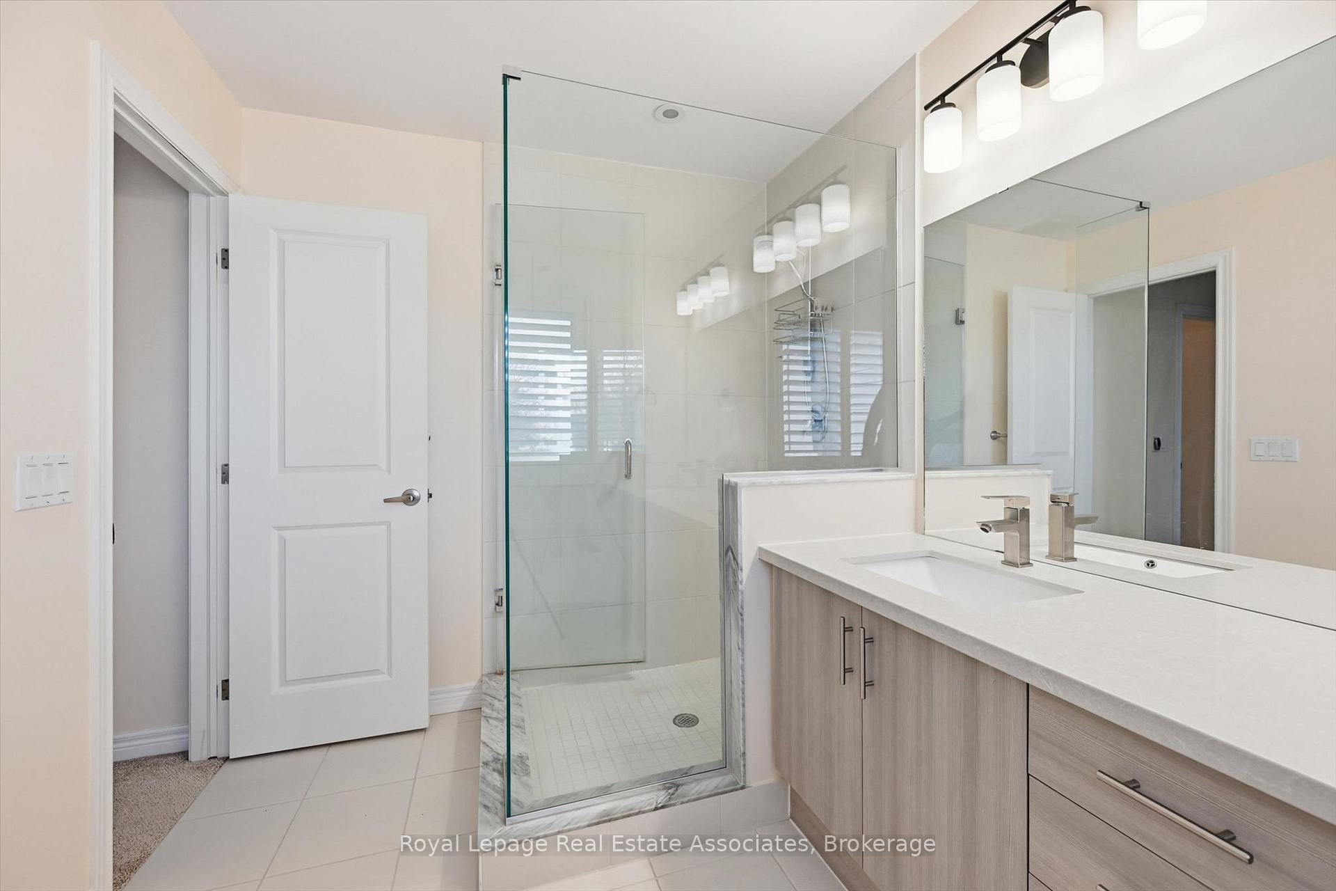 Photo 20 of 1 Southshore Crescent, Hamilton, Lakeshore — HOMEH