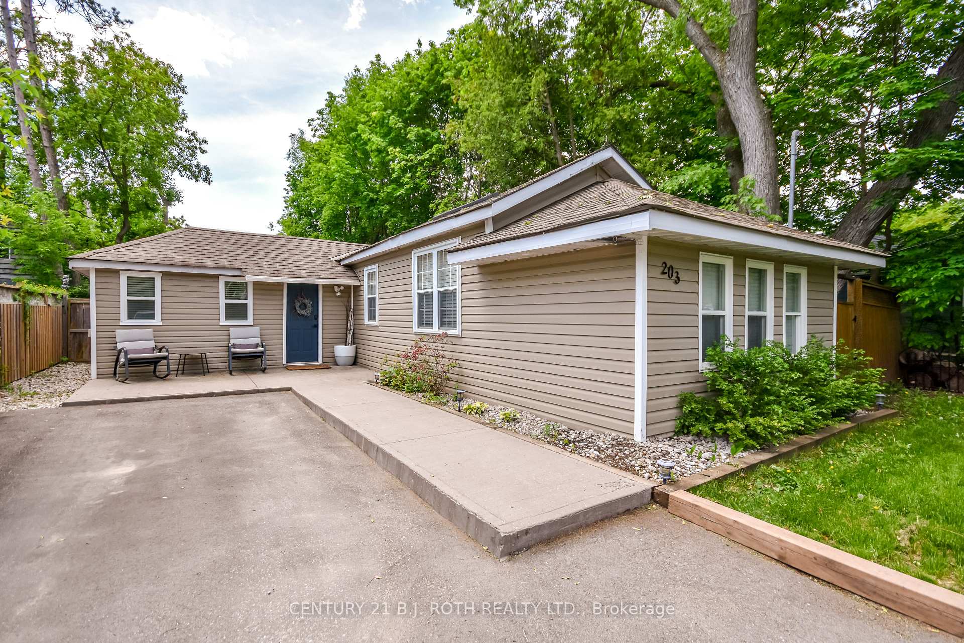 Photo 2 of 203 Southview Road, Barrie, South Shore — HOMEH