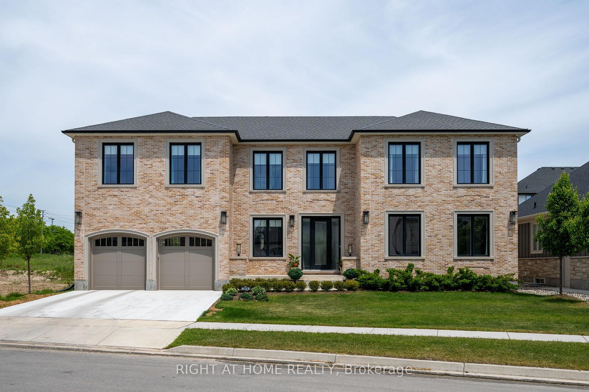 Photo 2 of 372 Manhattan Drive, London, South K — HOMEH