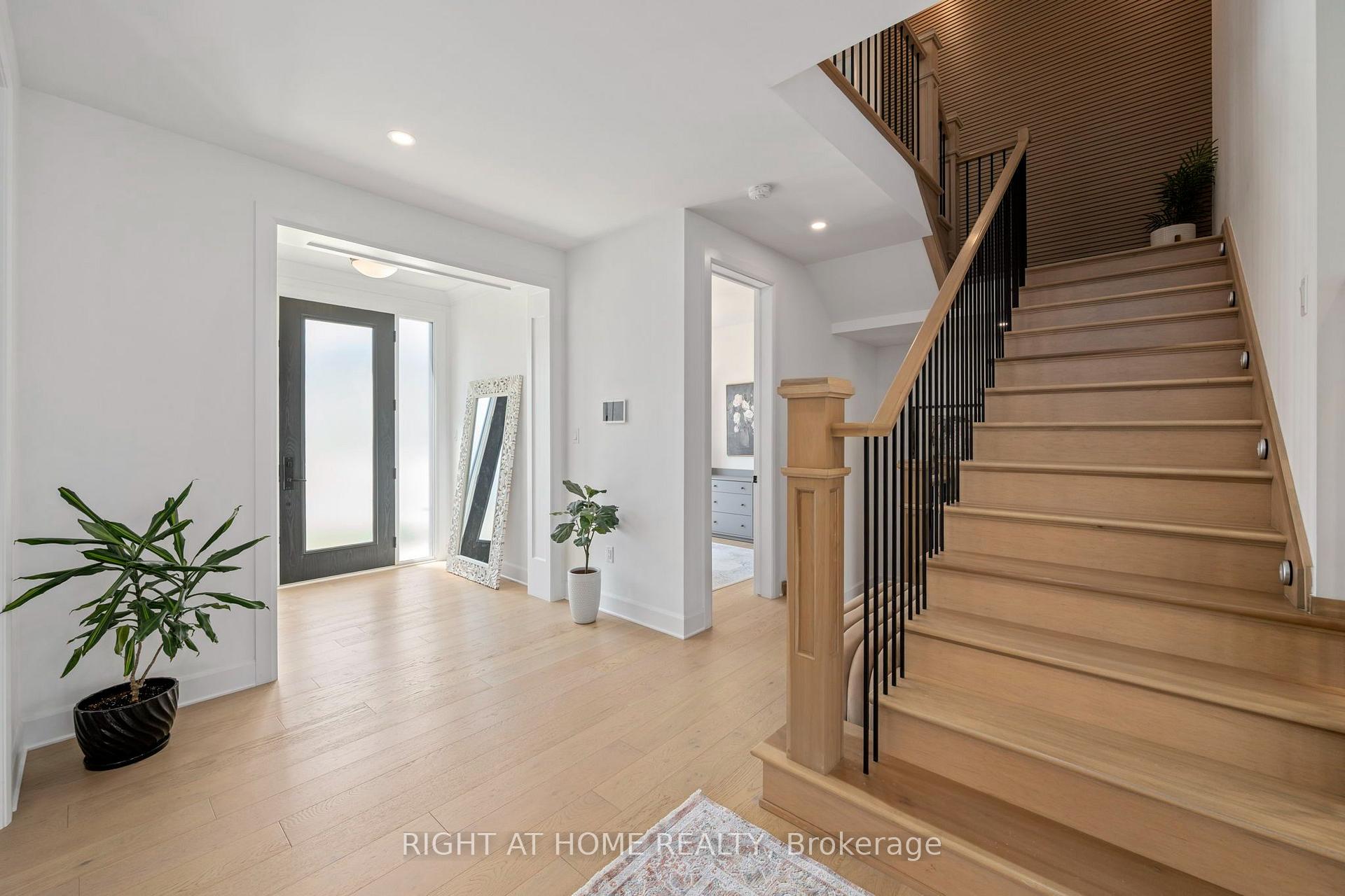 Photo 4 of 372 Manhattan Drive, London, South K — HOMEH