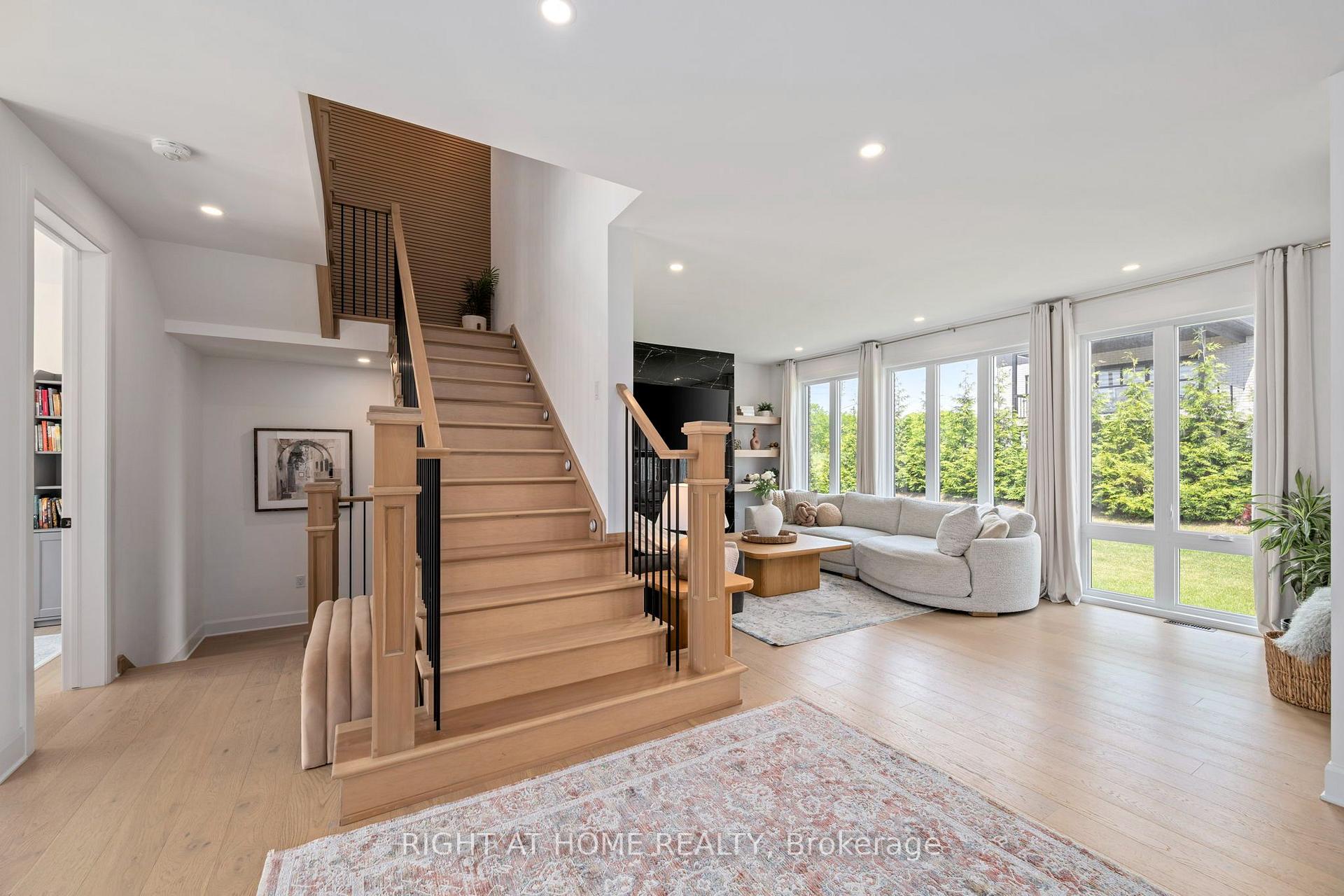 Photo 5 of 372 Manhattan Drive, London, South K — HOMEH