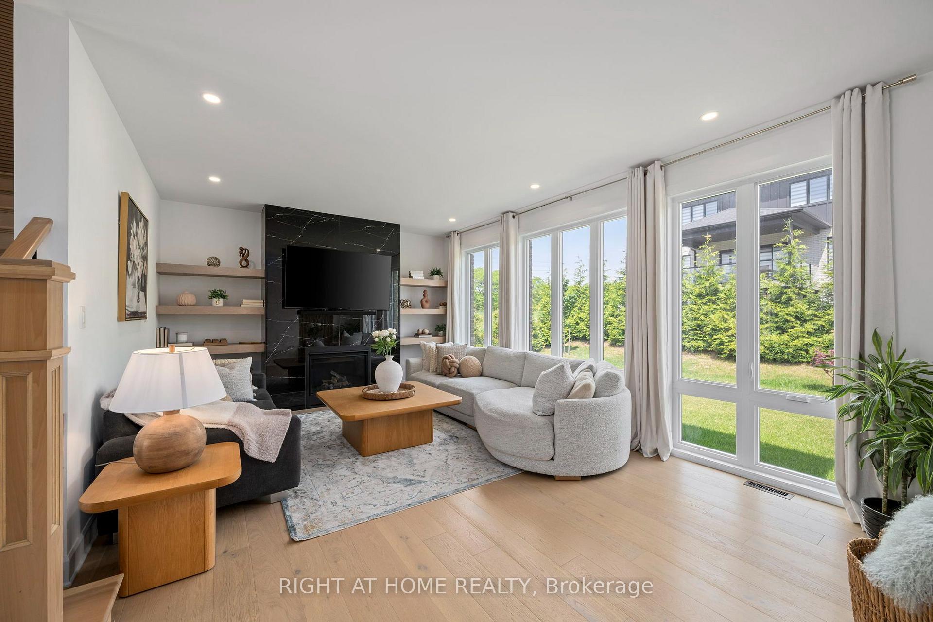 Photo 6 of 372 Manhattan Drive, London, South K — HOMEH