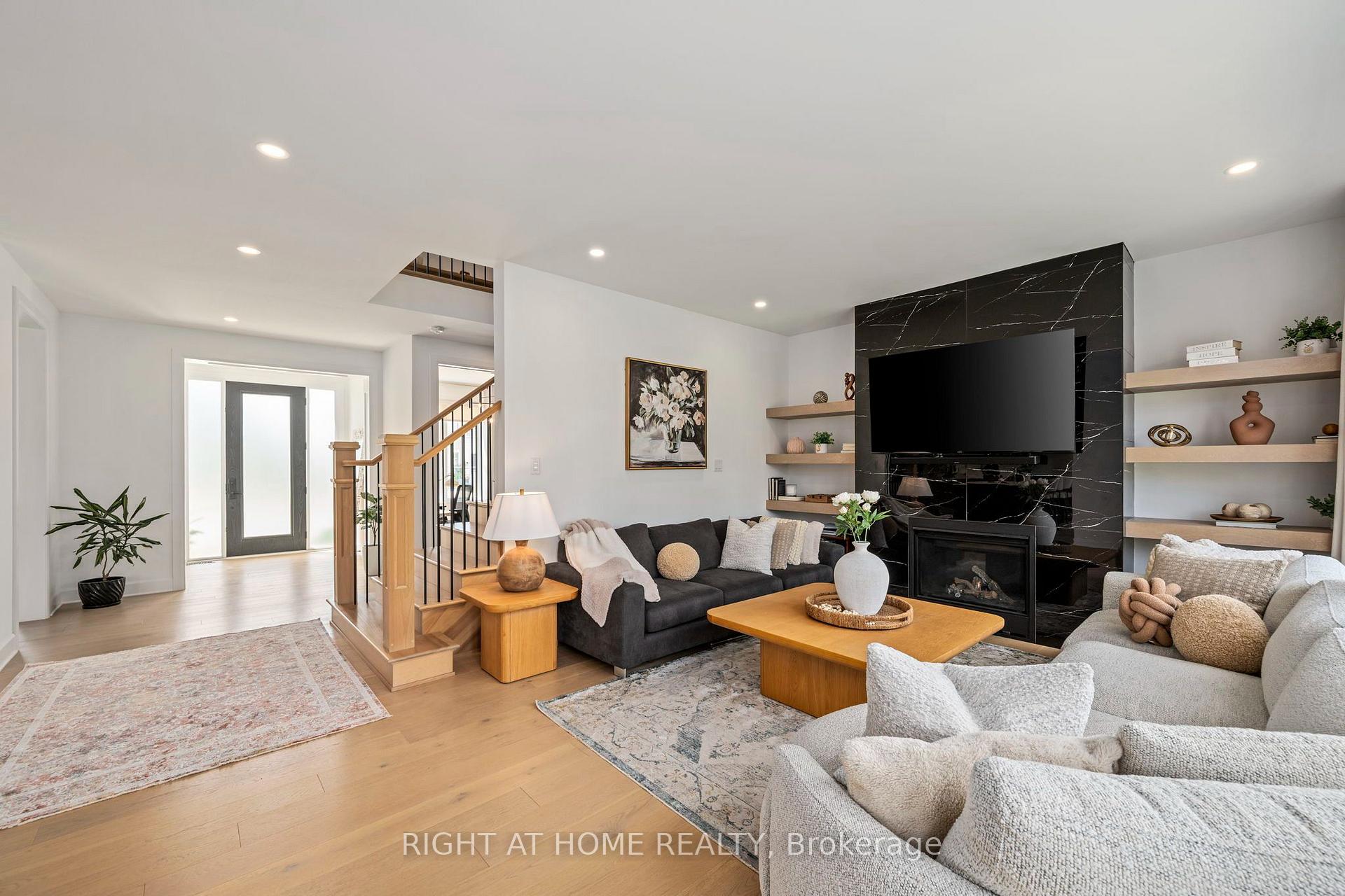 Photo 7 of 372 Manhattan Drive, London, South K — HOMEH