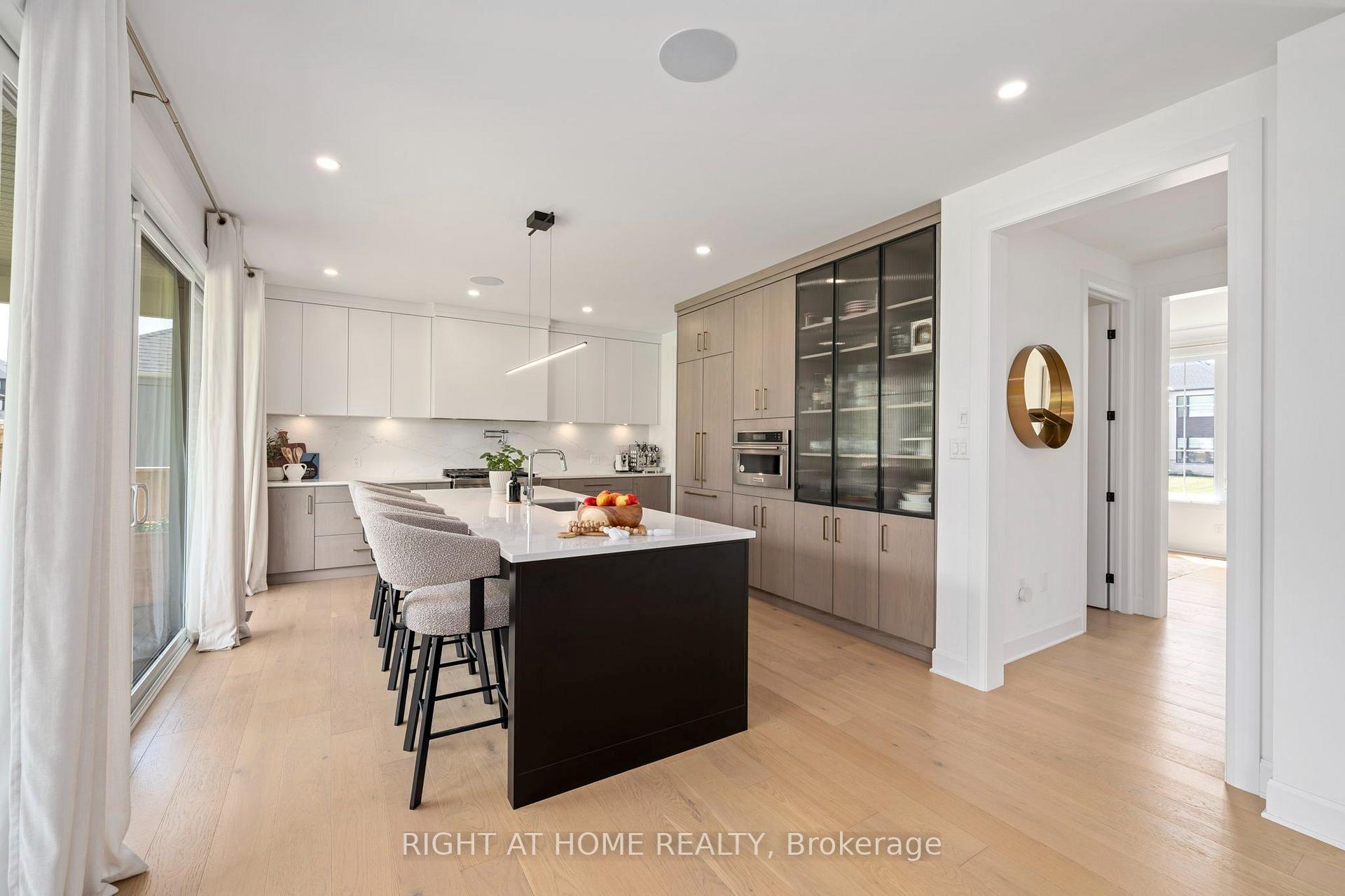 Photo 8 of 372 Manhattan Drive, London, South K — HOMEH