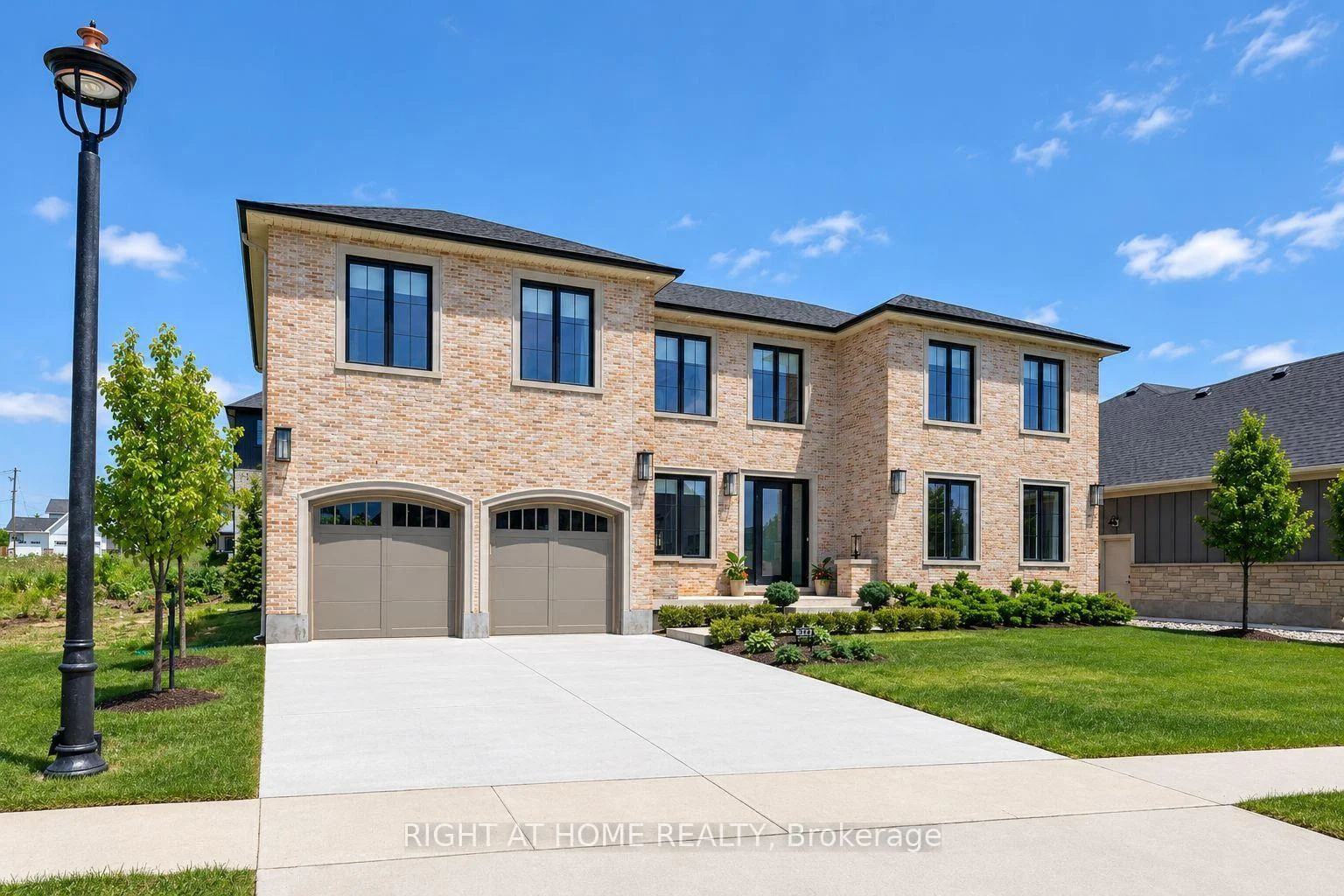 Photo 1 of 372 Manhattan Drive, London, South K — HOMEH