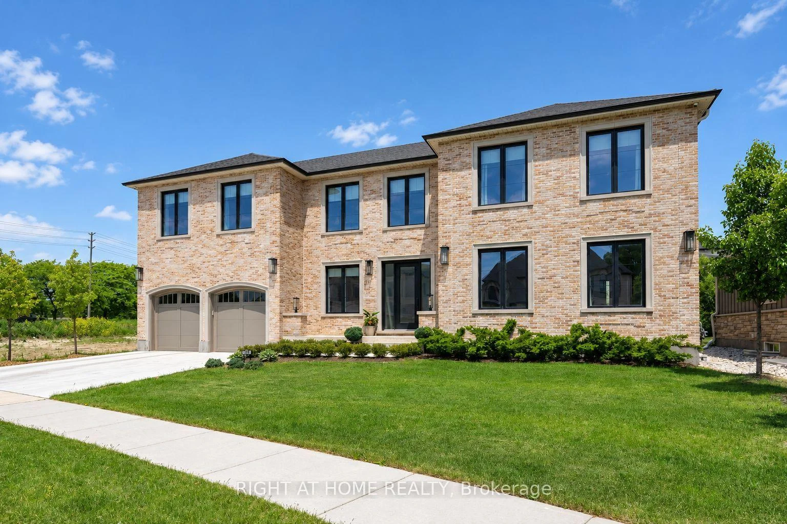 Photo 3 of 372 Manhattan Drive, London, South K — HOMEH