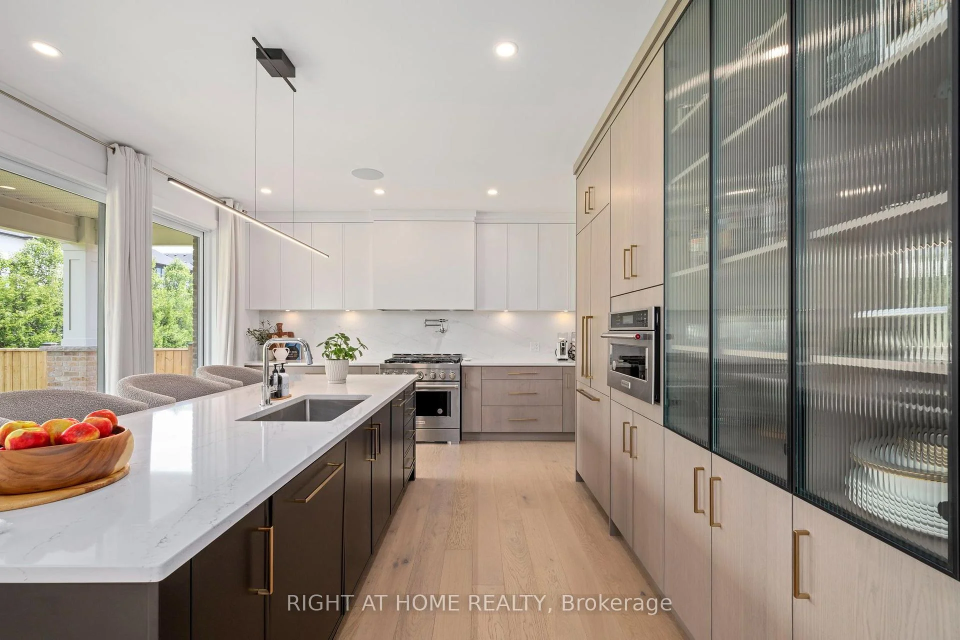 Photo 10 of 372 Manhattan Drive, London, South K — HOMEH