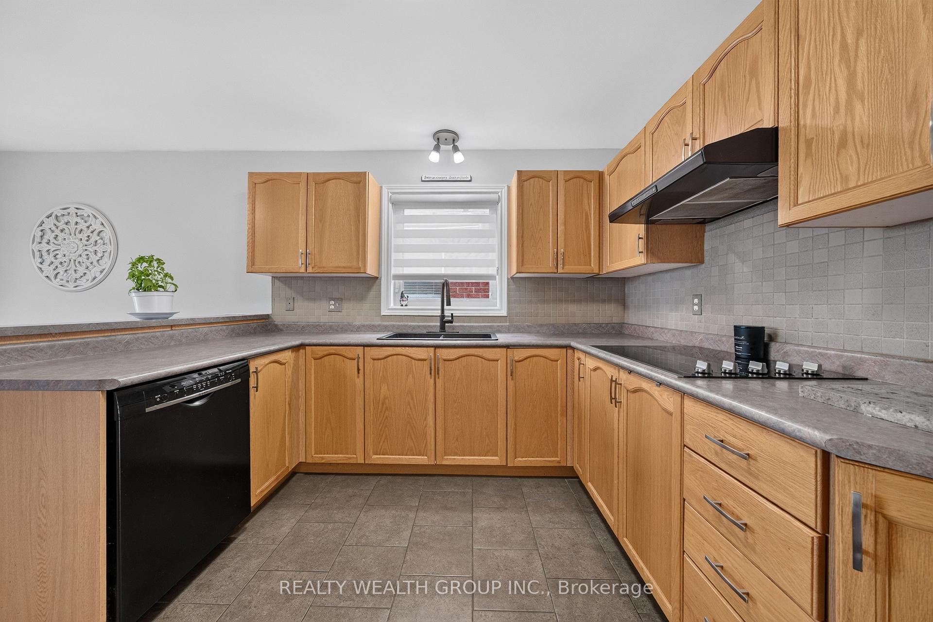 Photo 11 of 83 Logan Court, Barrie, Holly — HOMEH
