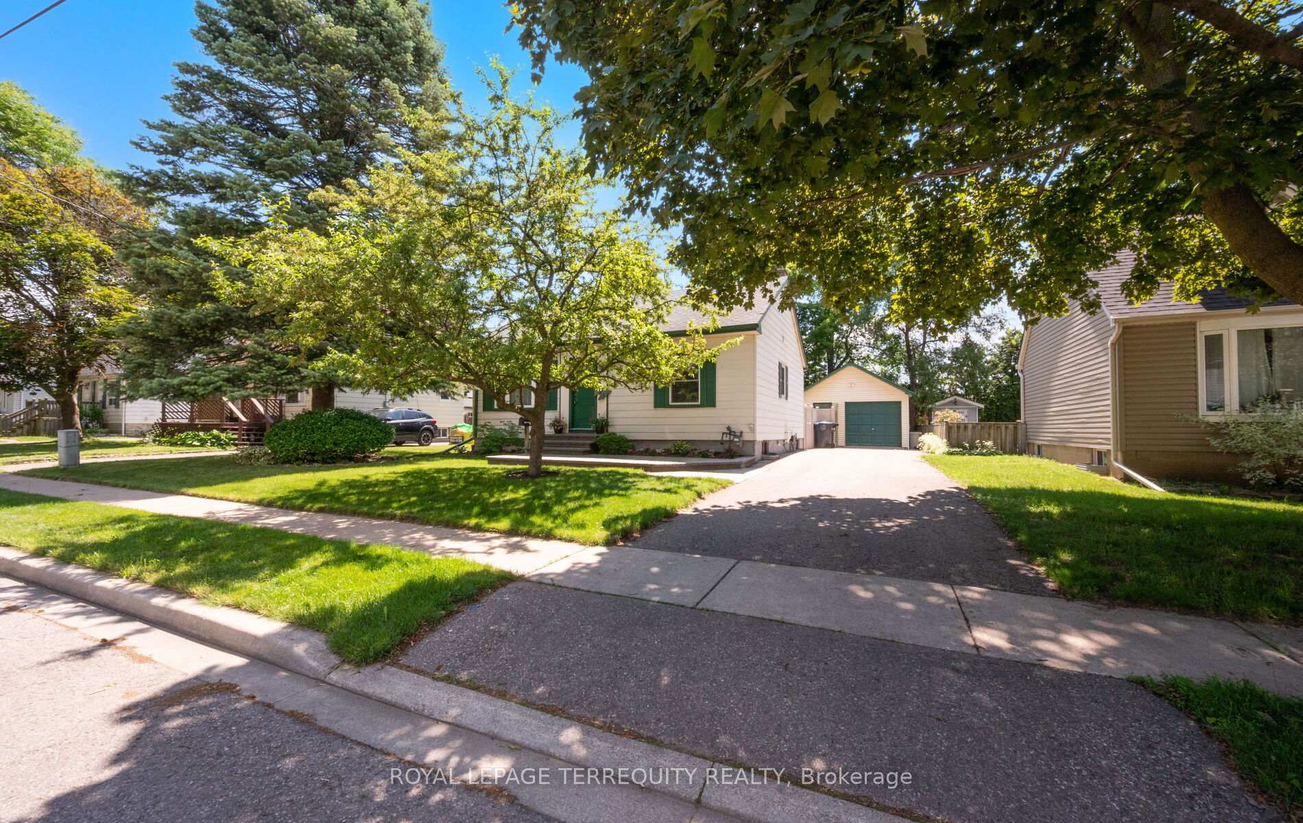 Photo 2 of 33 Rogers Road, Brampton, Brampton West — HOMEH
