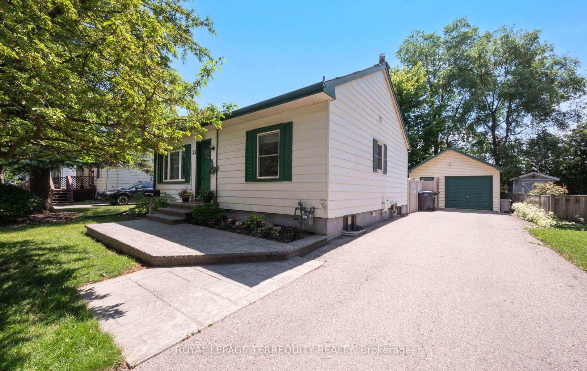 Photo 3 of 33 Rogers Road, Brampton, Brampton West — HOMEH