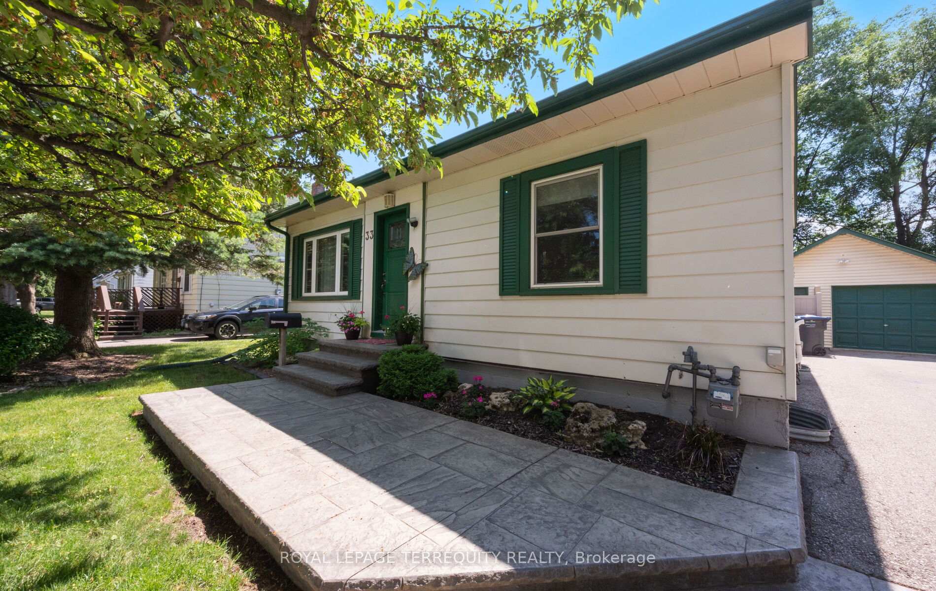 Photo 4 of 33 Rogers Road, Brampton, Brampton West — HOMEH