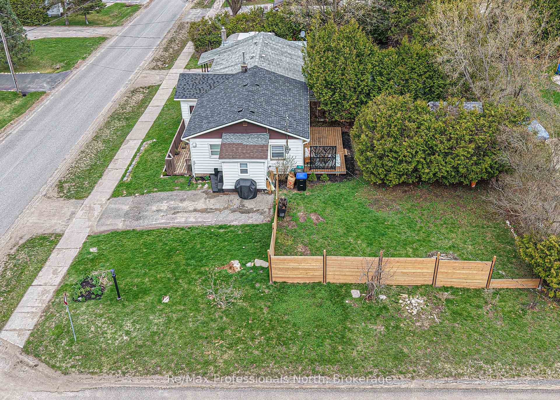 Photo 2 of 817 Eighth Avenue, Tay, Port McNicoll — HOMEH