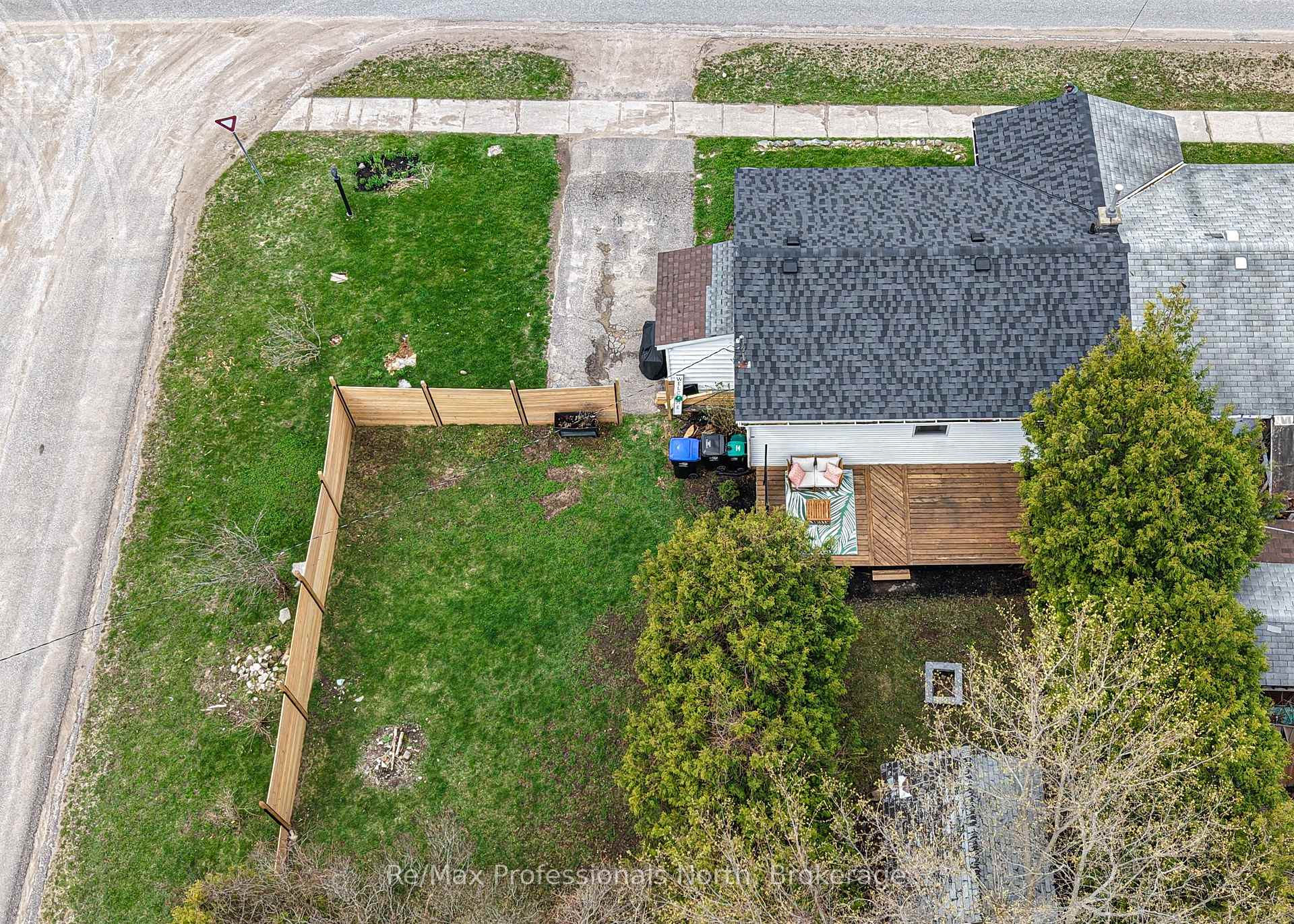 Photo 3 of 817 Eighth Avenue, Tay, Port McNicoll — HOMEH
