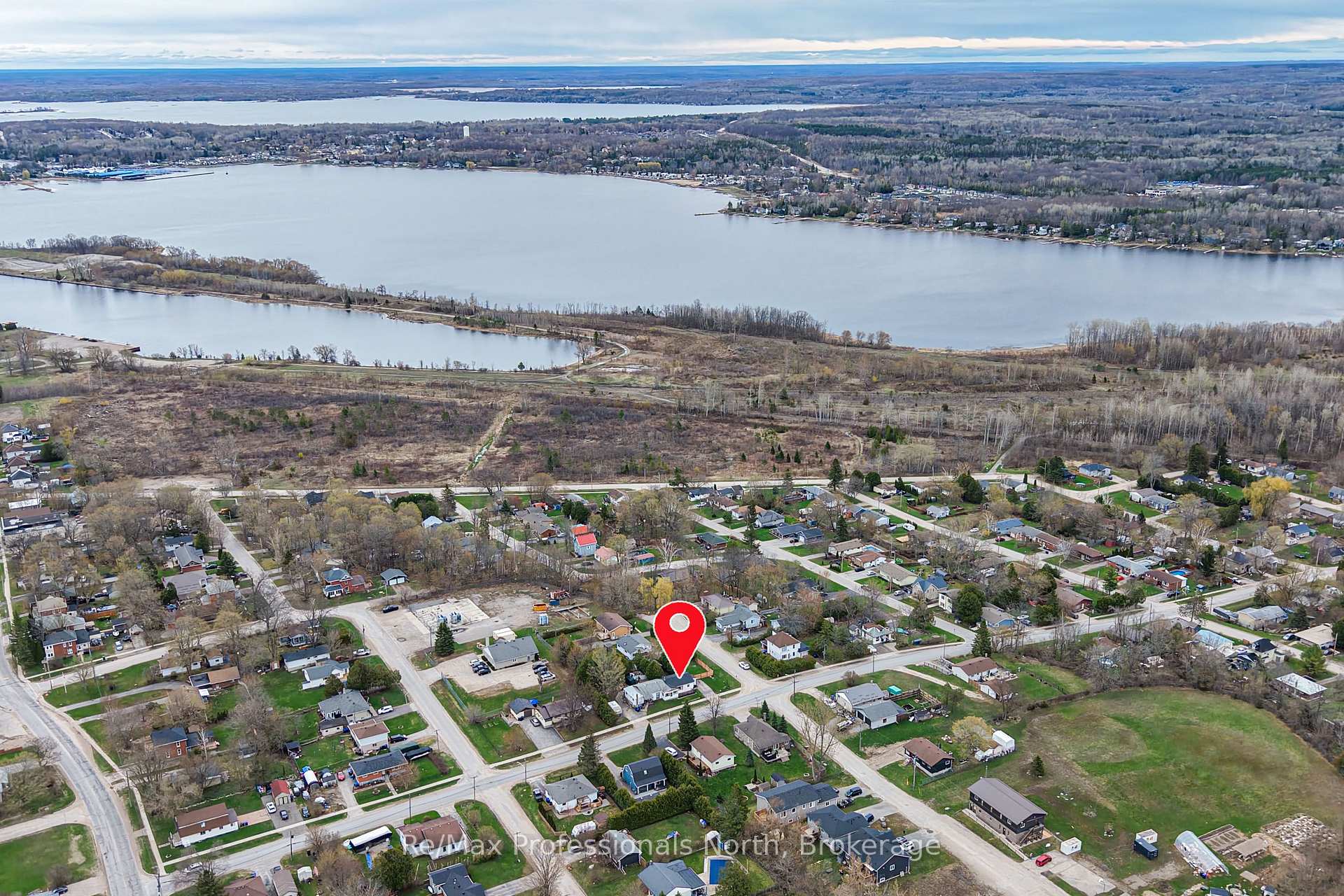 Photo 4 of 817 Eighth Avenue, Tay, Port McNicoll — HOMEH