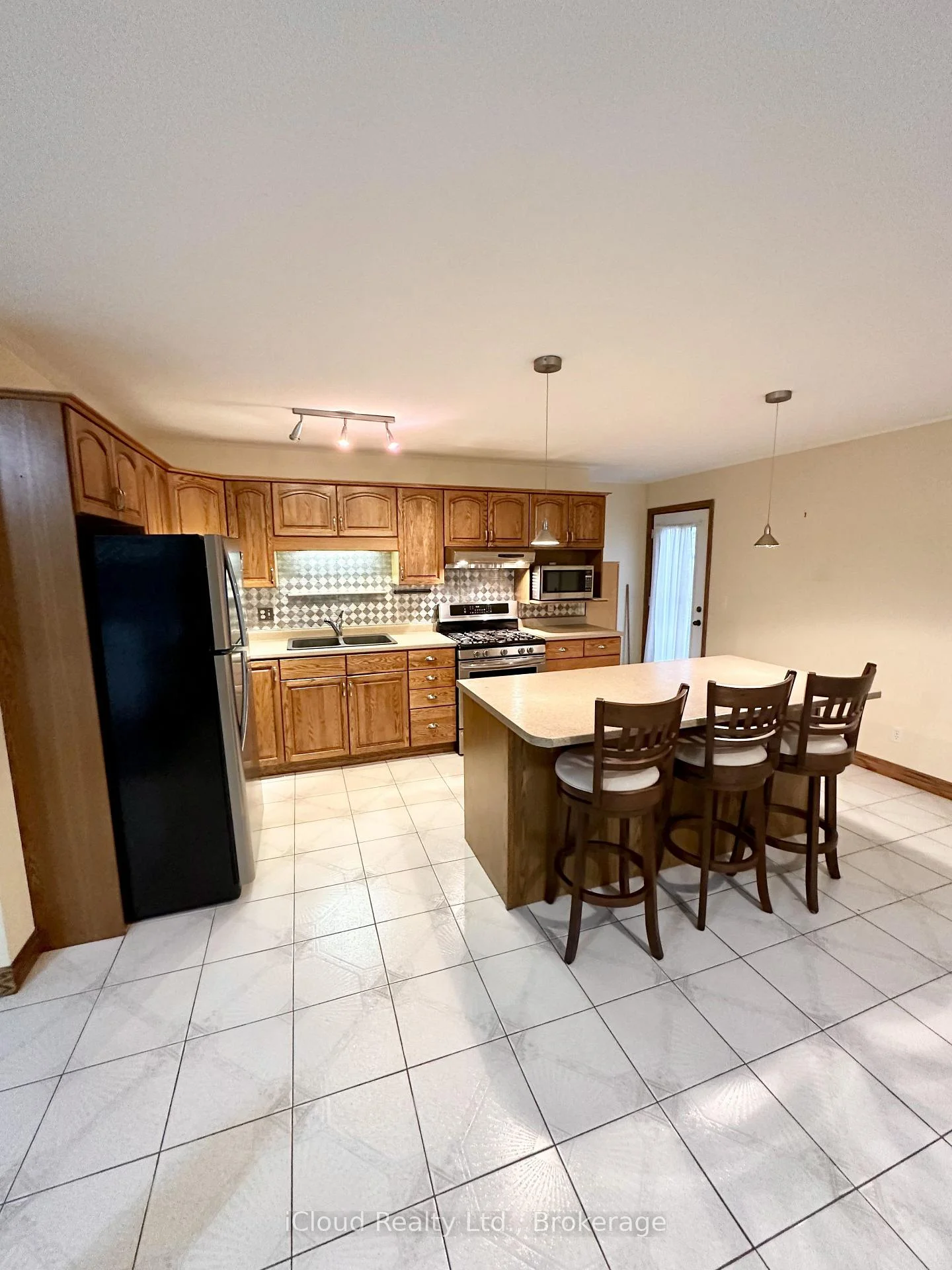 Photo 9 of 86 Glendale Drive E, Tillsonburg — HOMEH