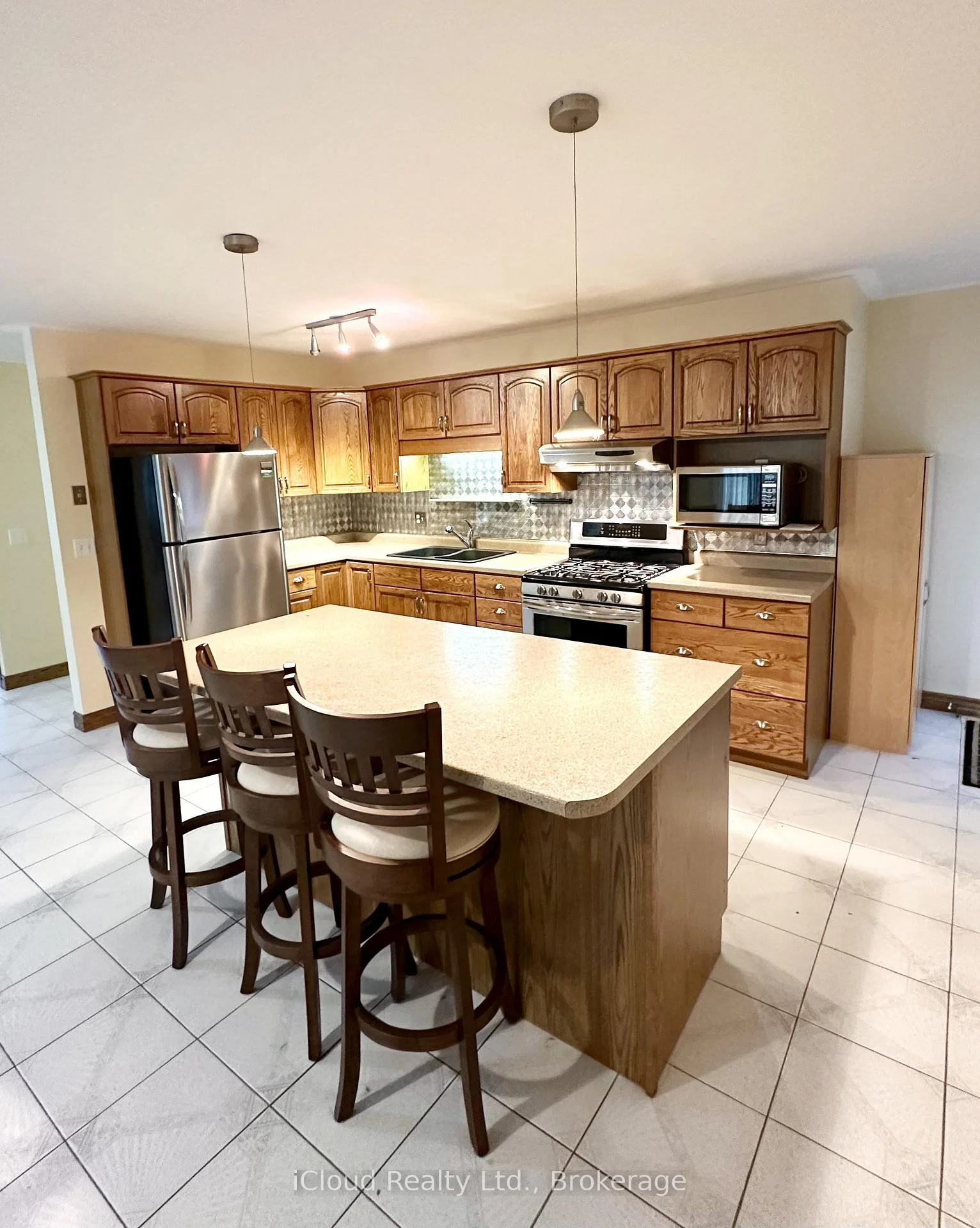 Photo 11 of 86 Glendale Drive E, Tillsonburg — HOMEH