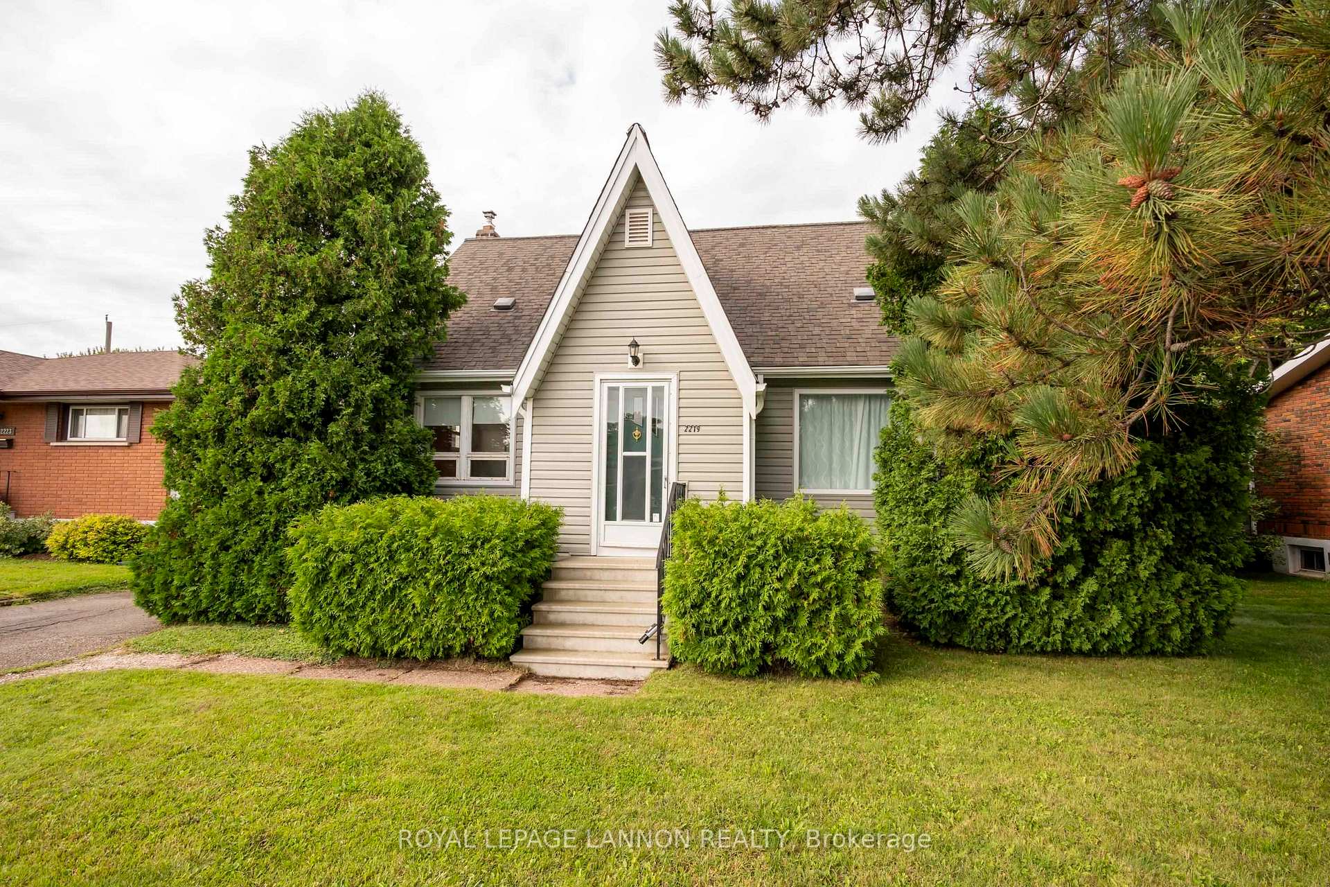 Photo 2 of 2219 Arthur Street E, Thunder Bay, Edgewater Park — HOMEH