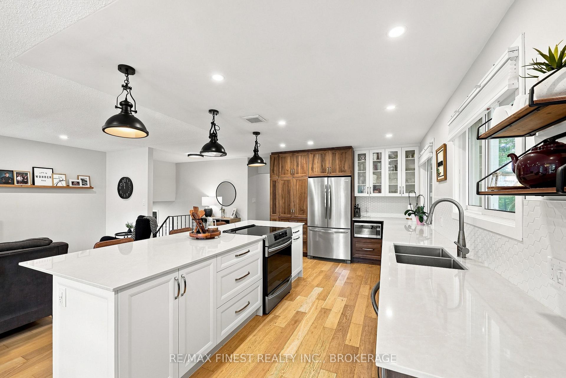 Photo 12 of 907 Pembridge Crescent, Kingston, South of Taylor-Kidd Blvd — HOMEH