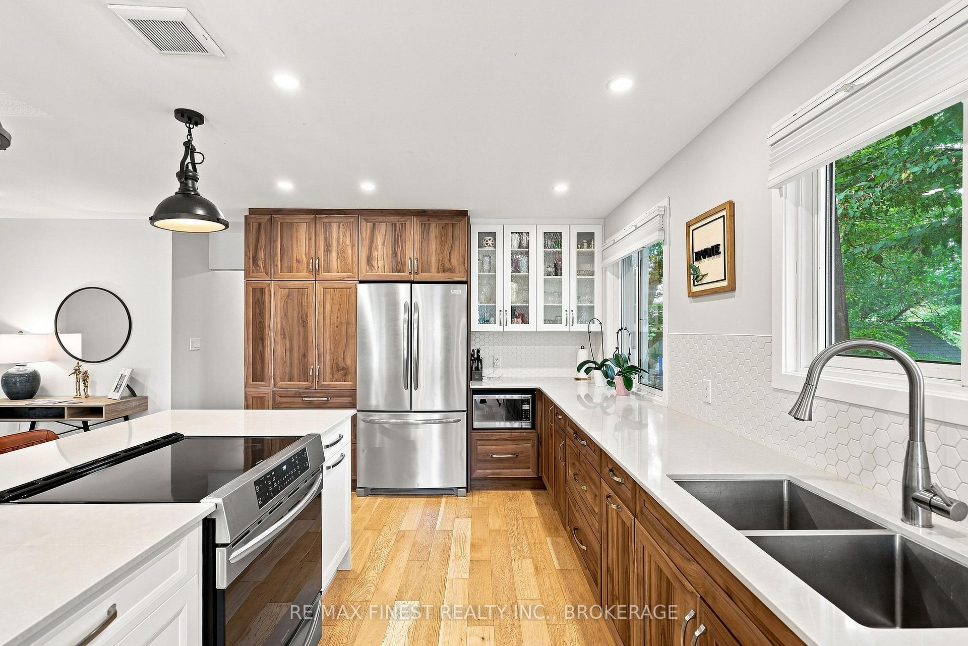 Photo 14 of 907 Pembridge Crescent, Kingston, South of Taylor-Kidd Blvd — HOMEH