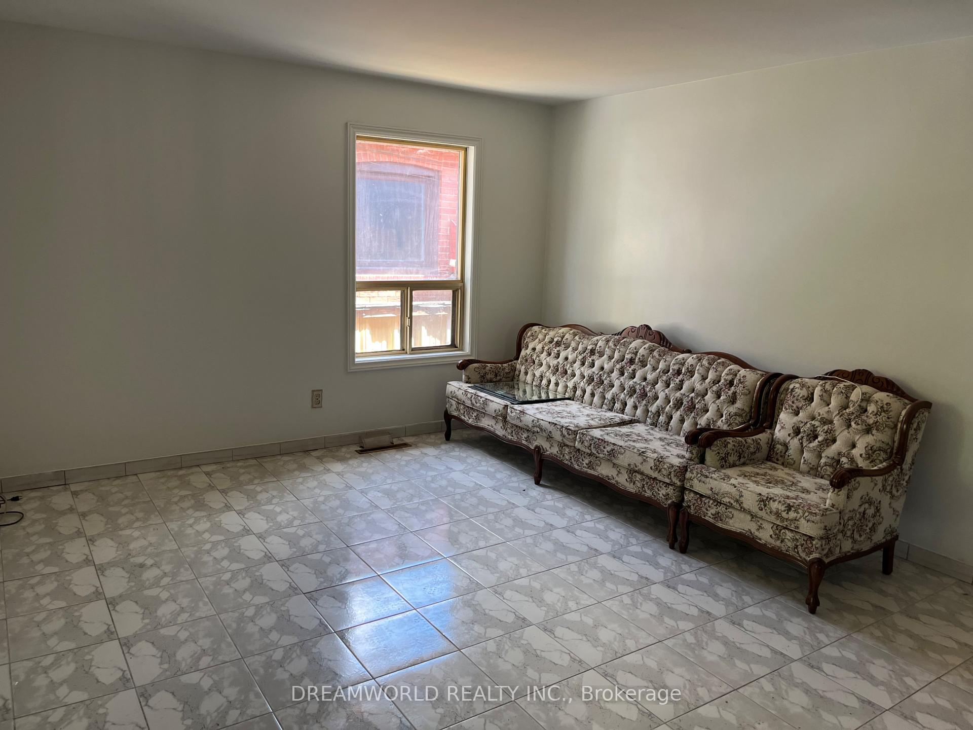 Photo 4 of 167 Redwater Drive, Etobicoke, Rexdale-Kipling — HOMEH