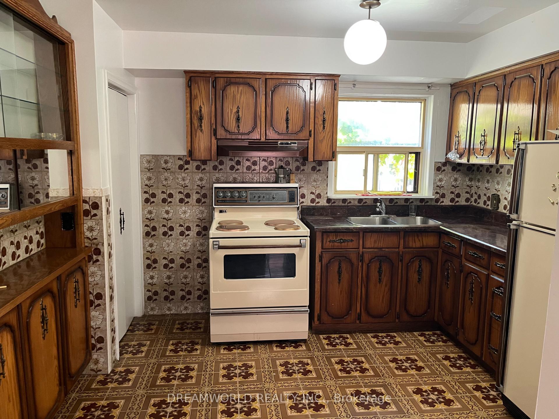 Photo 5 of 167 Redwater Drive, Etobicoke, Rexdale-Kipling — HOMEH