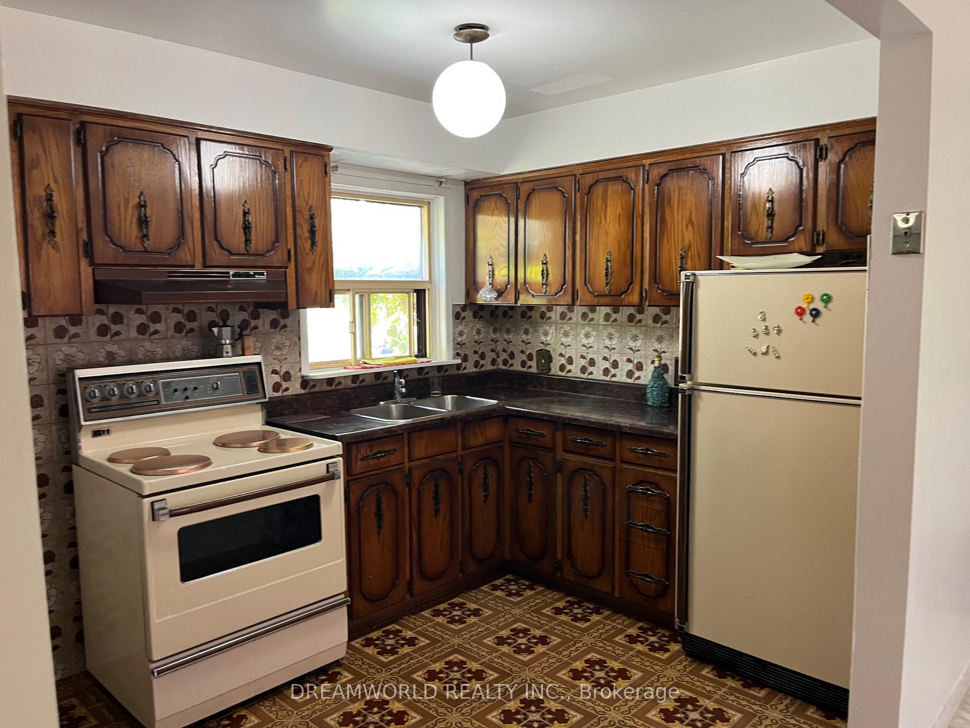 Photo 6 of 167 Redwater Drive, Etobicoke, Rexdale-Kipling — HOMEH