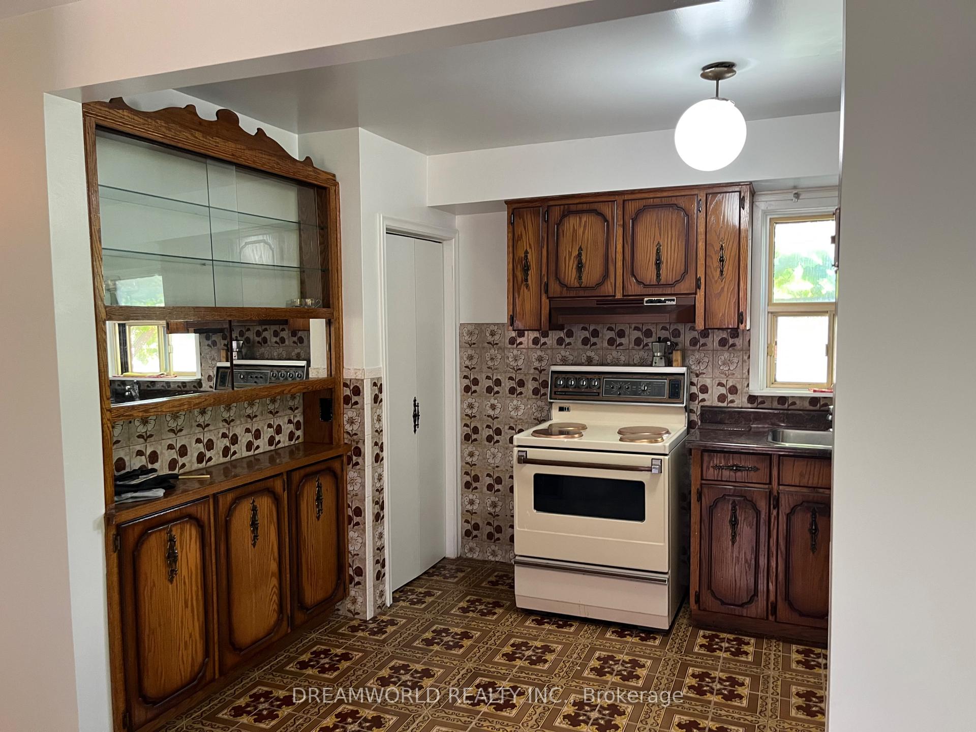 Photo 7 of 167 Redwater Drive, Etobicoke, Rexdale-Kipling — HOMEH