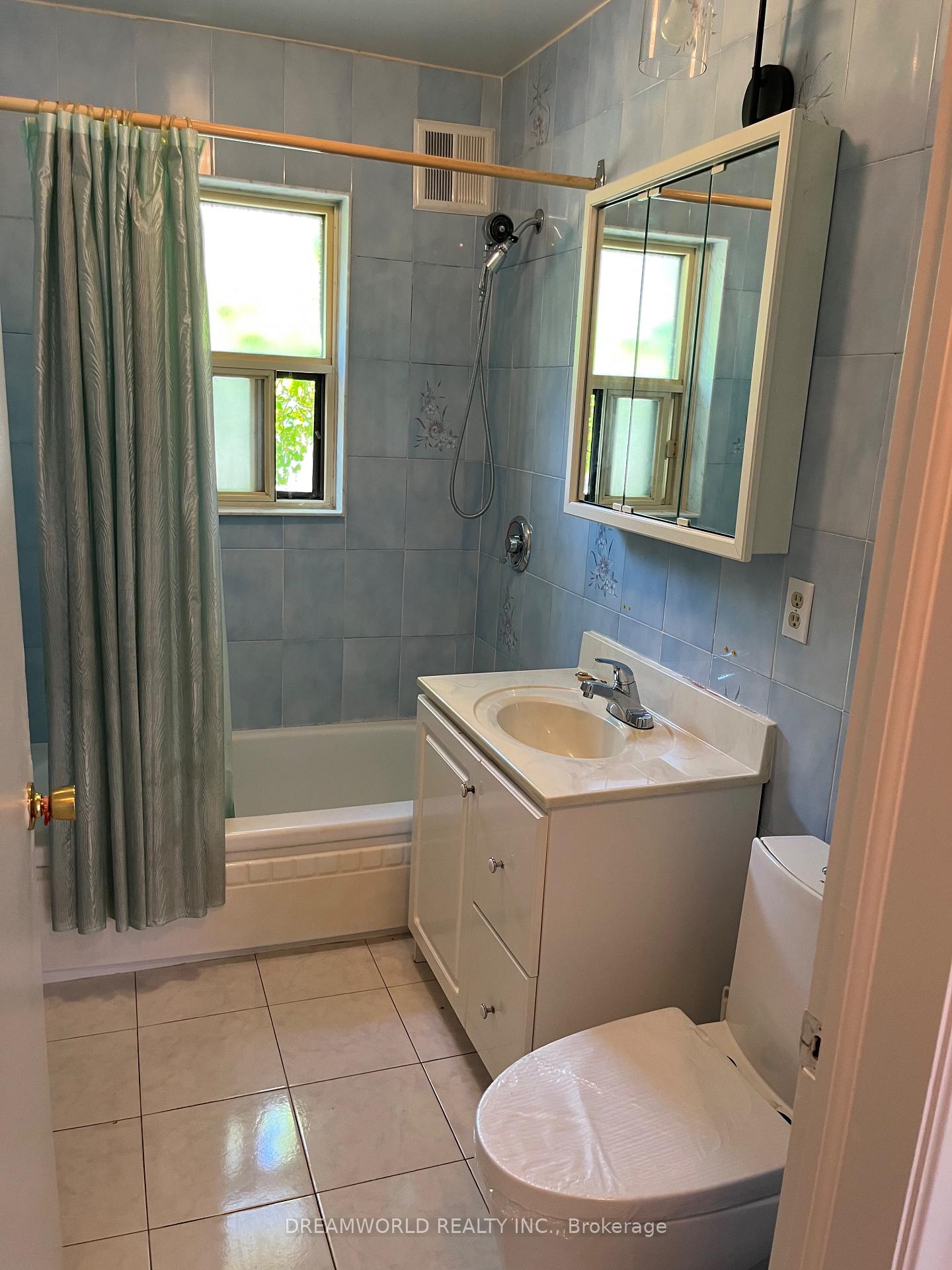 Photo 8 of 167 Redwater Drive, Etobicoke, Rexdale-Kipling — HOMEH