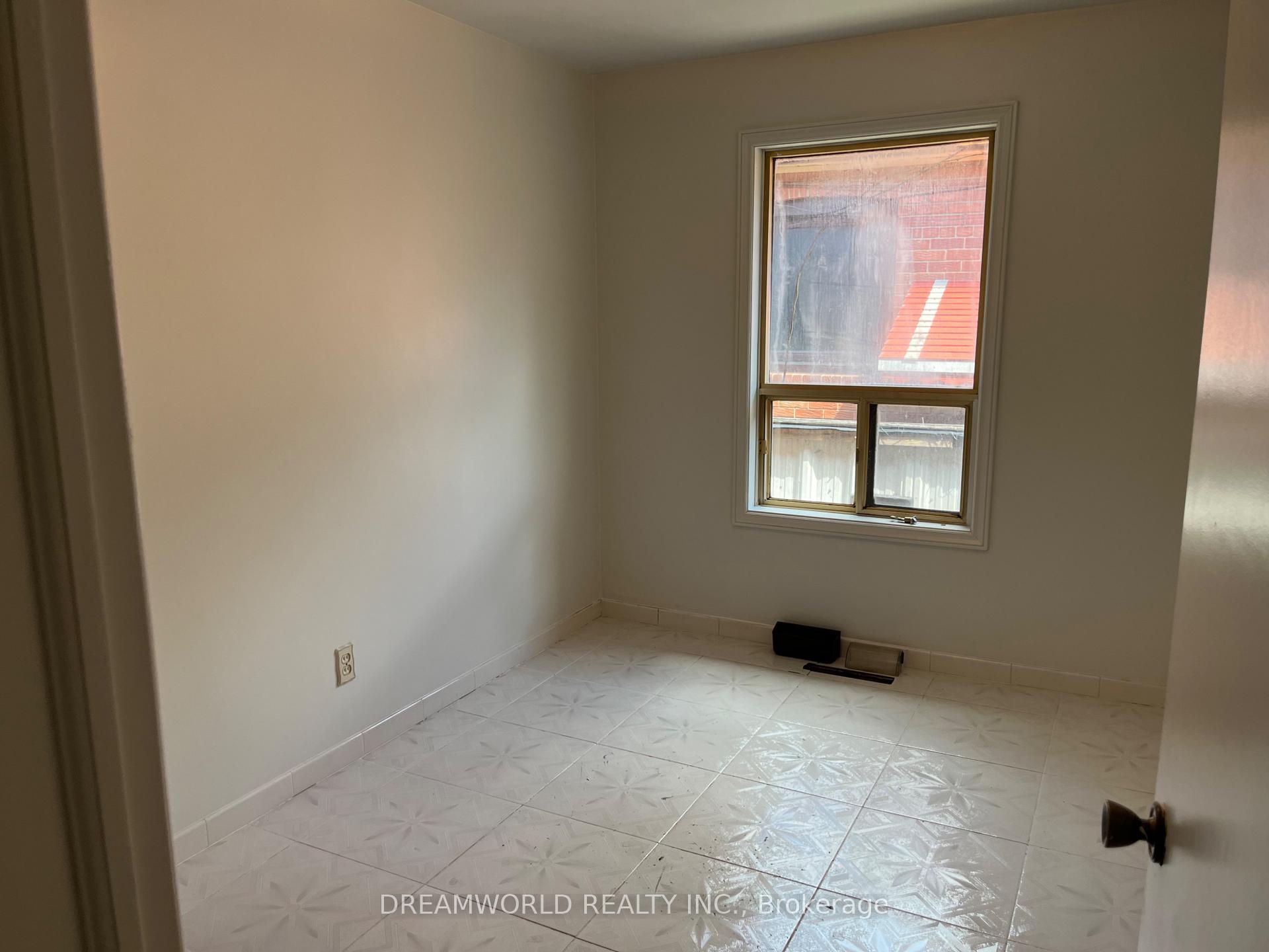 Photo 10 of 167 Redwater Drive, Etobicoke, Rexdale-Kipling — HOMEH