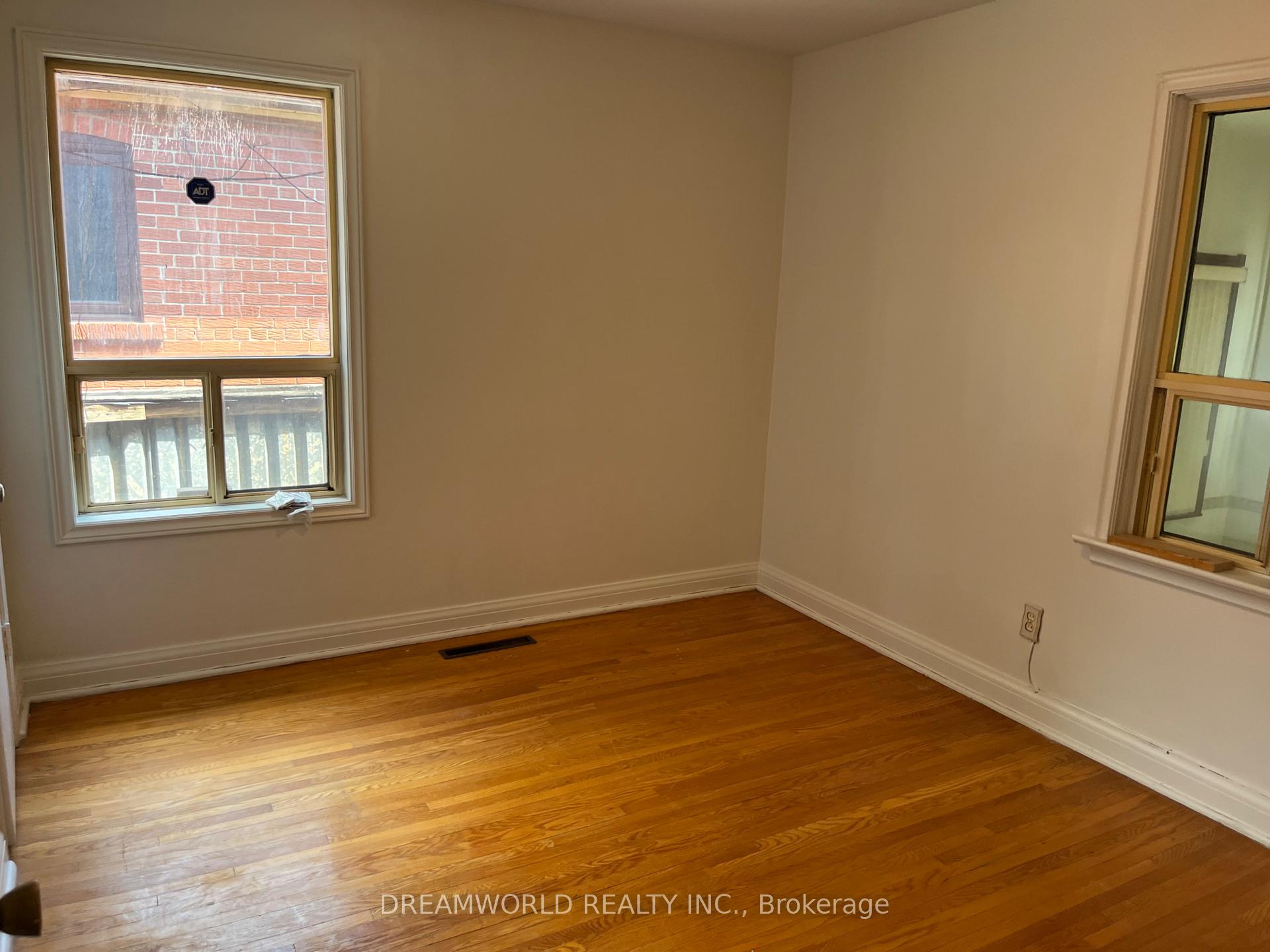 Photo 11 of 167 Redwater Drive, Etobicoke, Rexdale-Kipling — HOMEH