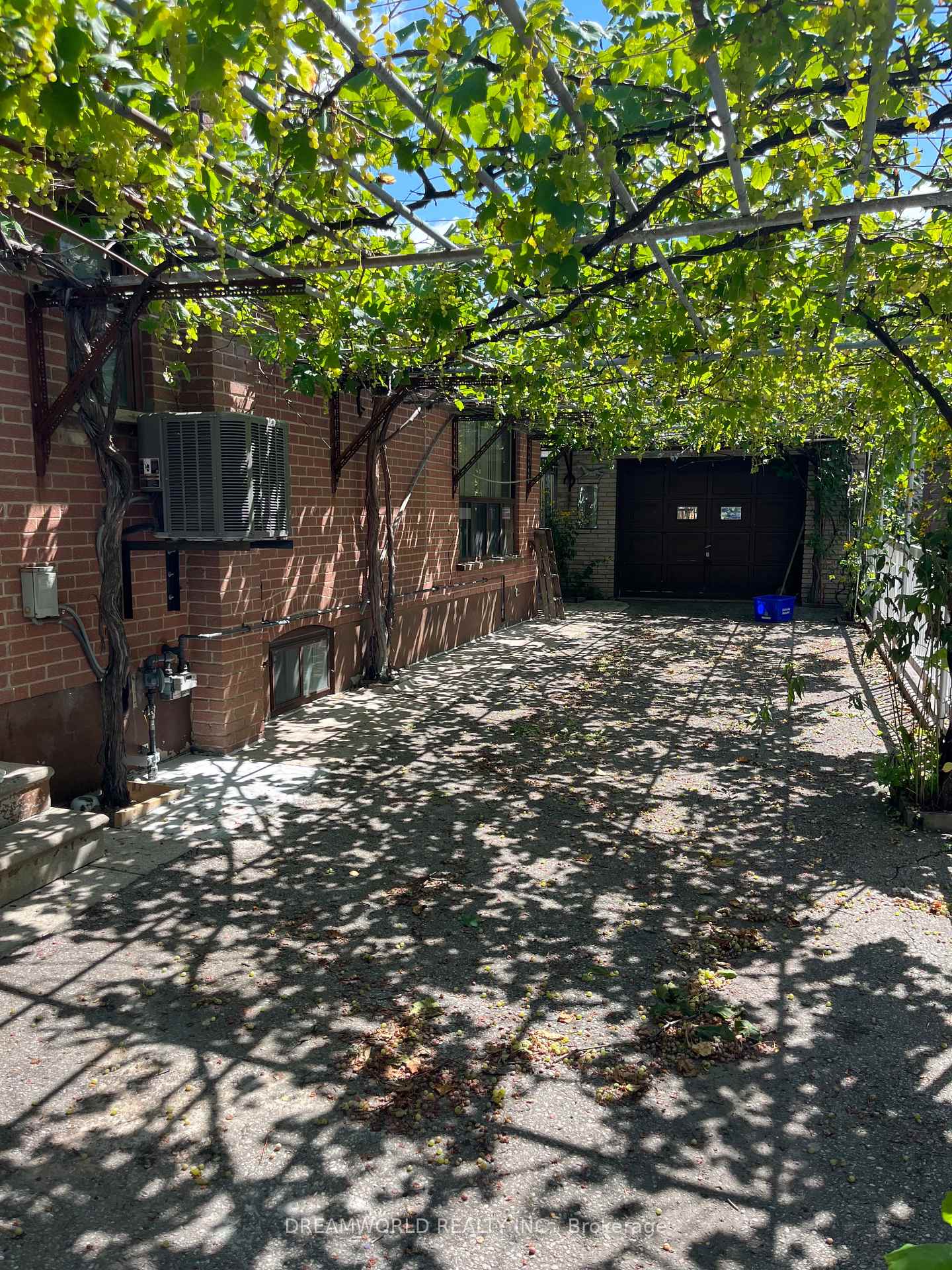 Photo 20 of 167 Redwater Drive, Etobicoke, Rexdale-Kipling — HOMEH