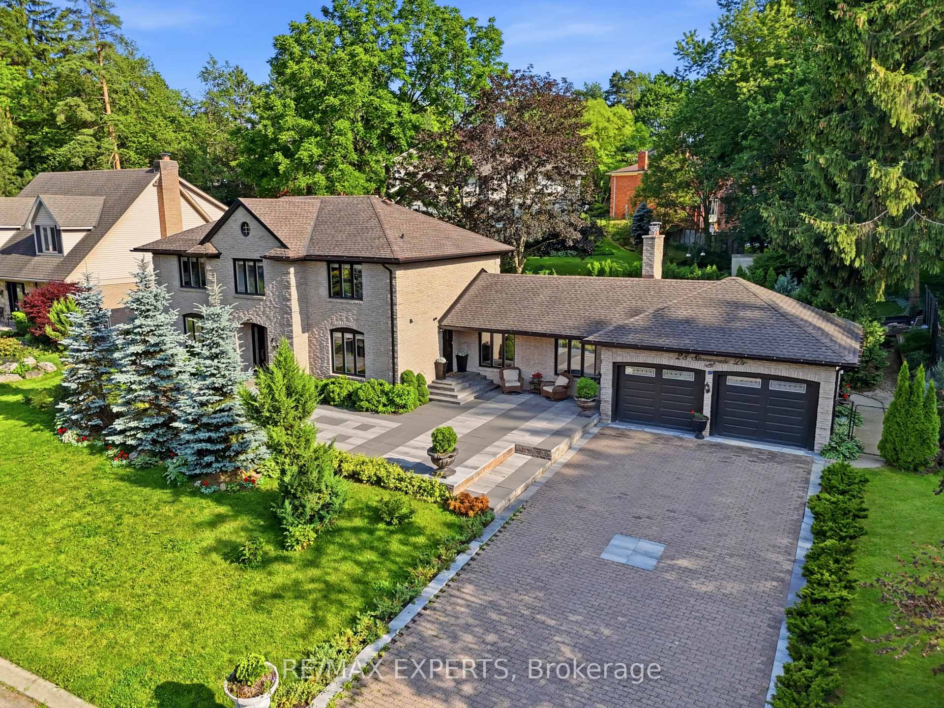 Photo 3 of 28 Stonegate Drive, Hamilton, Ancaster — HOMEH