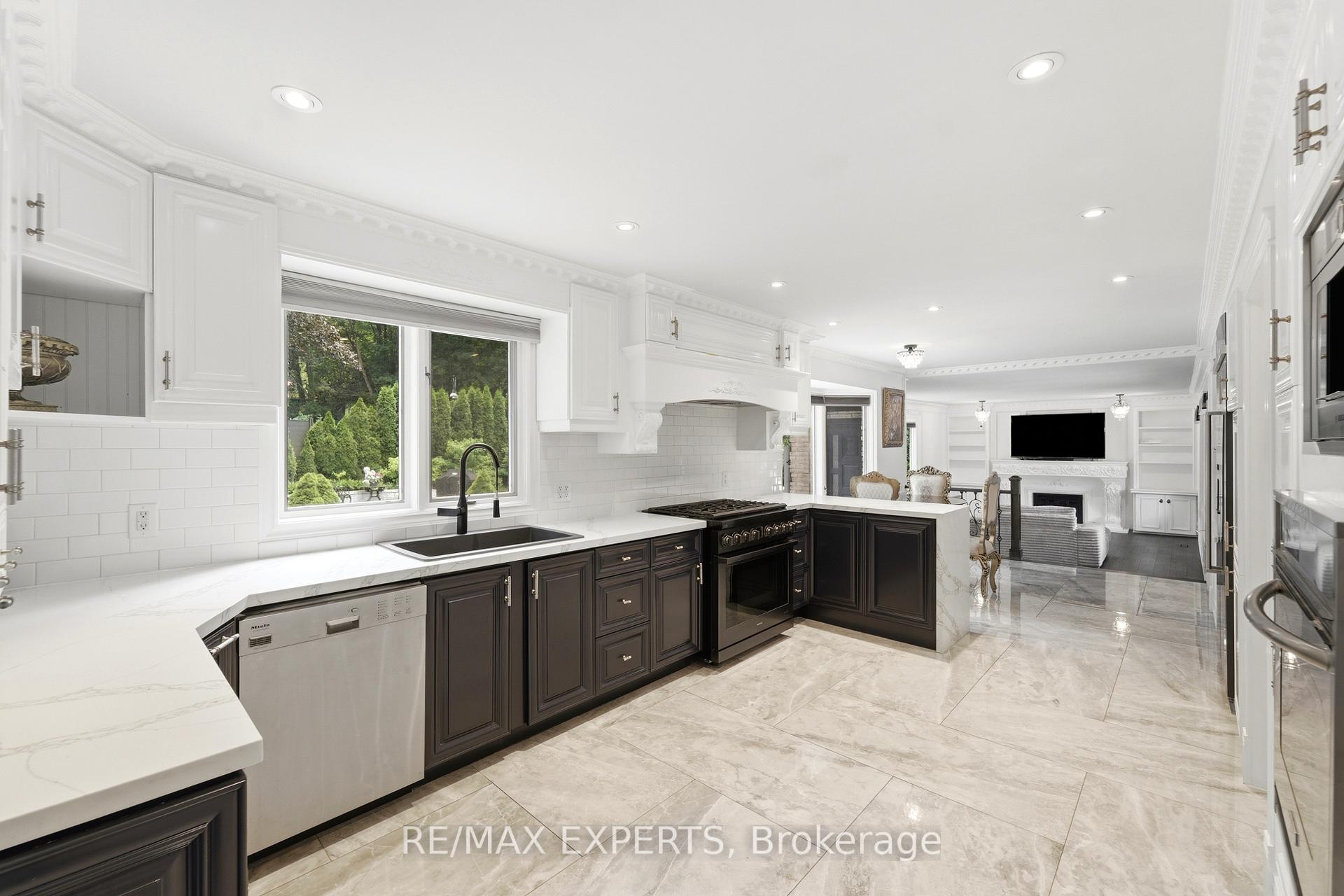 Photo 11 of 28 Stonegate Drive, Hamilton, Ancaster — HOMEH