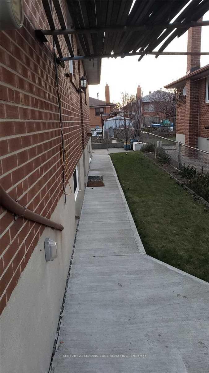 Photo 5 of 12 Bamford Crescent, North York, Black Creek — HOMEH