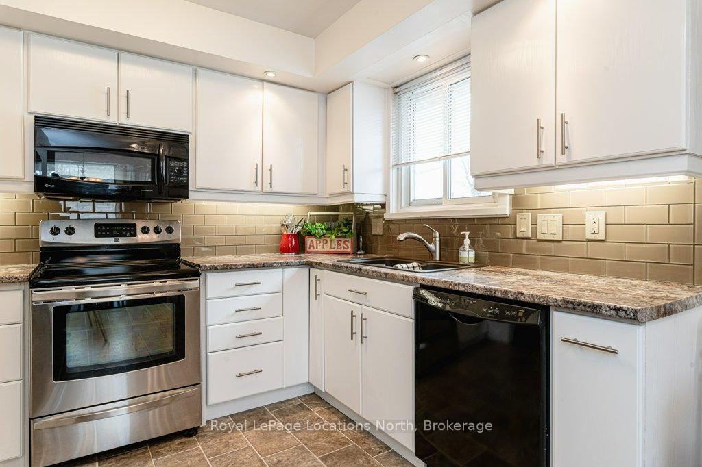 Photo 17 of 269 Pine Drive, Barrie, Bayshore — HOMEH