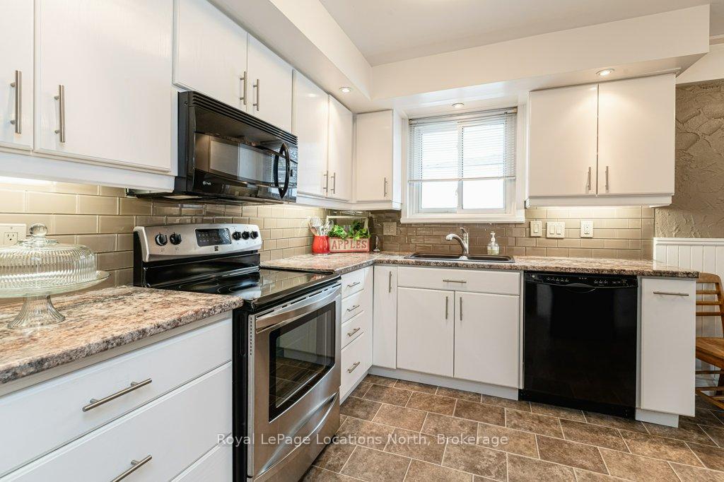 Photo 18 of 269 Pine Drive, Barrie, Bayshore — HOMEH