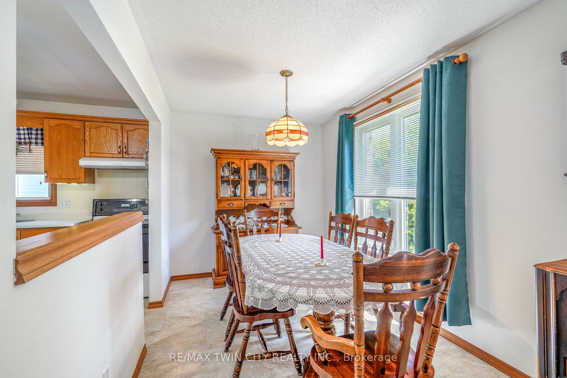 Photo 9 of 58 Arbor Drive, Brantford, Lynden Hills — HOMEH