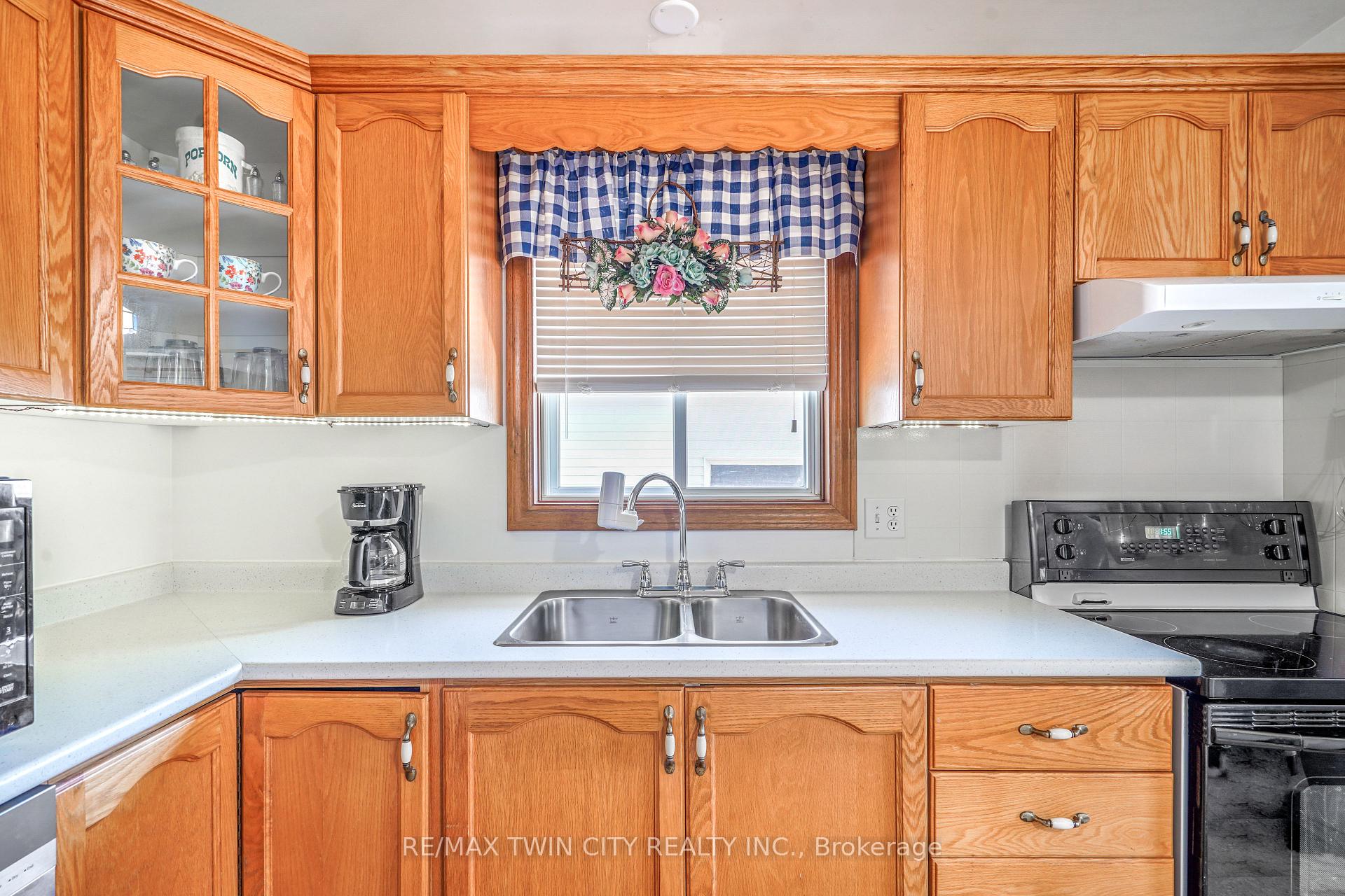Photo 12 of 58 Arbor Drive, Brantford, Lynden Hills — HOMEH
