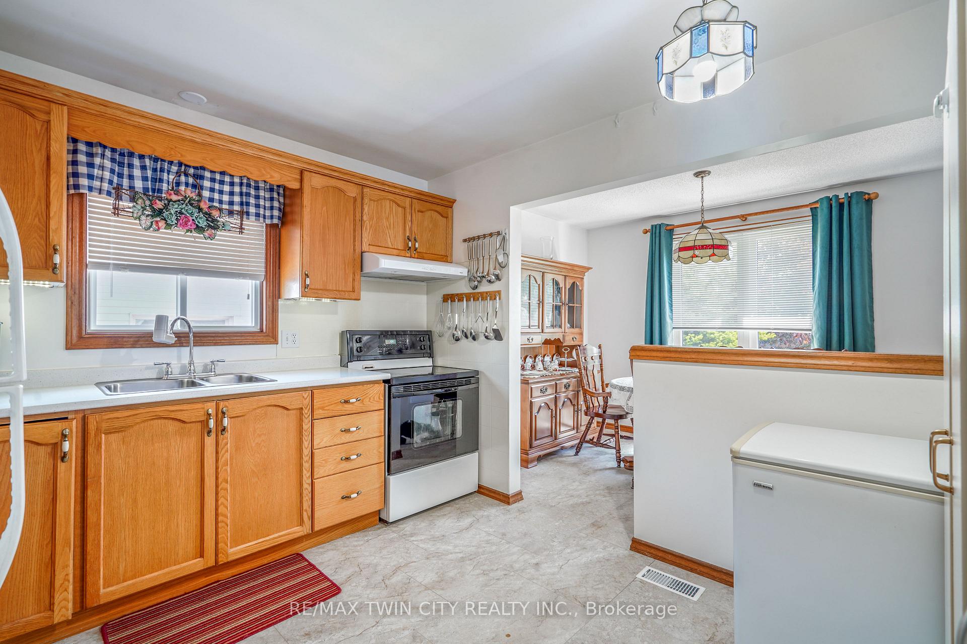 Photo 13 of 58 Arbor Drive, Brantford, Lynden Hills — HOMEH