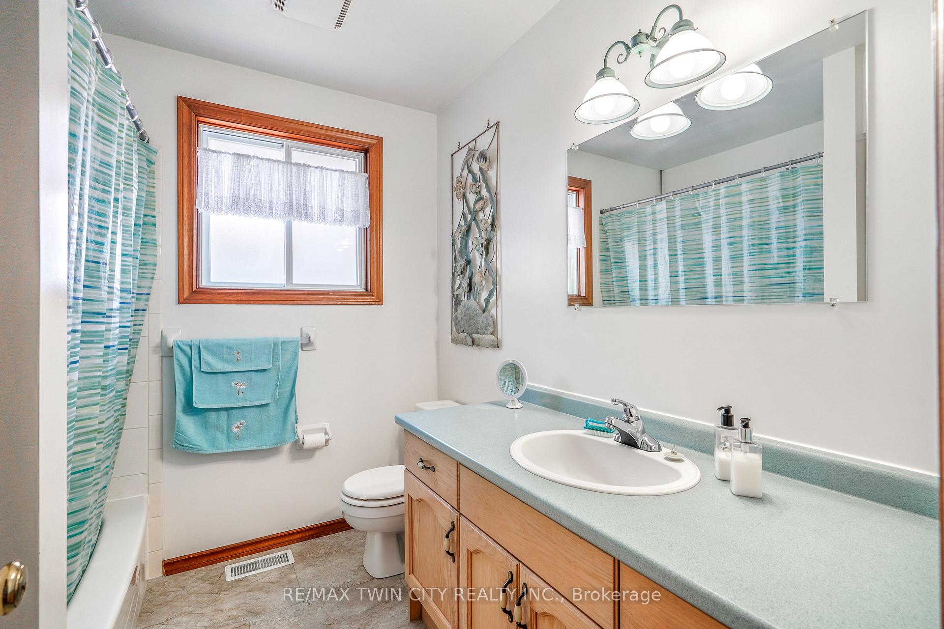 Photo 16 of 58 Arbor Drive, Brantford, Lynden Hills — HOMEH