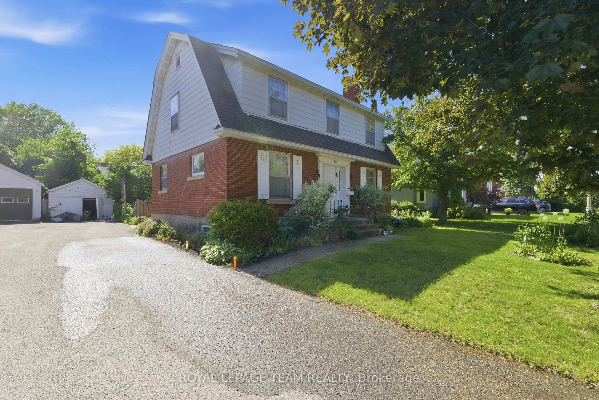 Photo of 416 Tweedsmuir Avenue