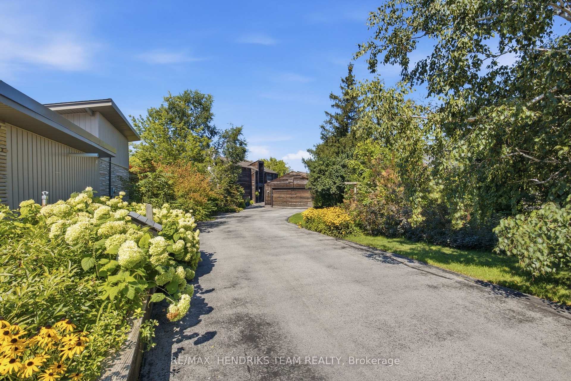 Photo 1 of 10 Vergorda Circle, St. Catharines, Glendale/Glenridge — HOMEH
