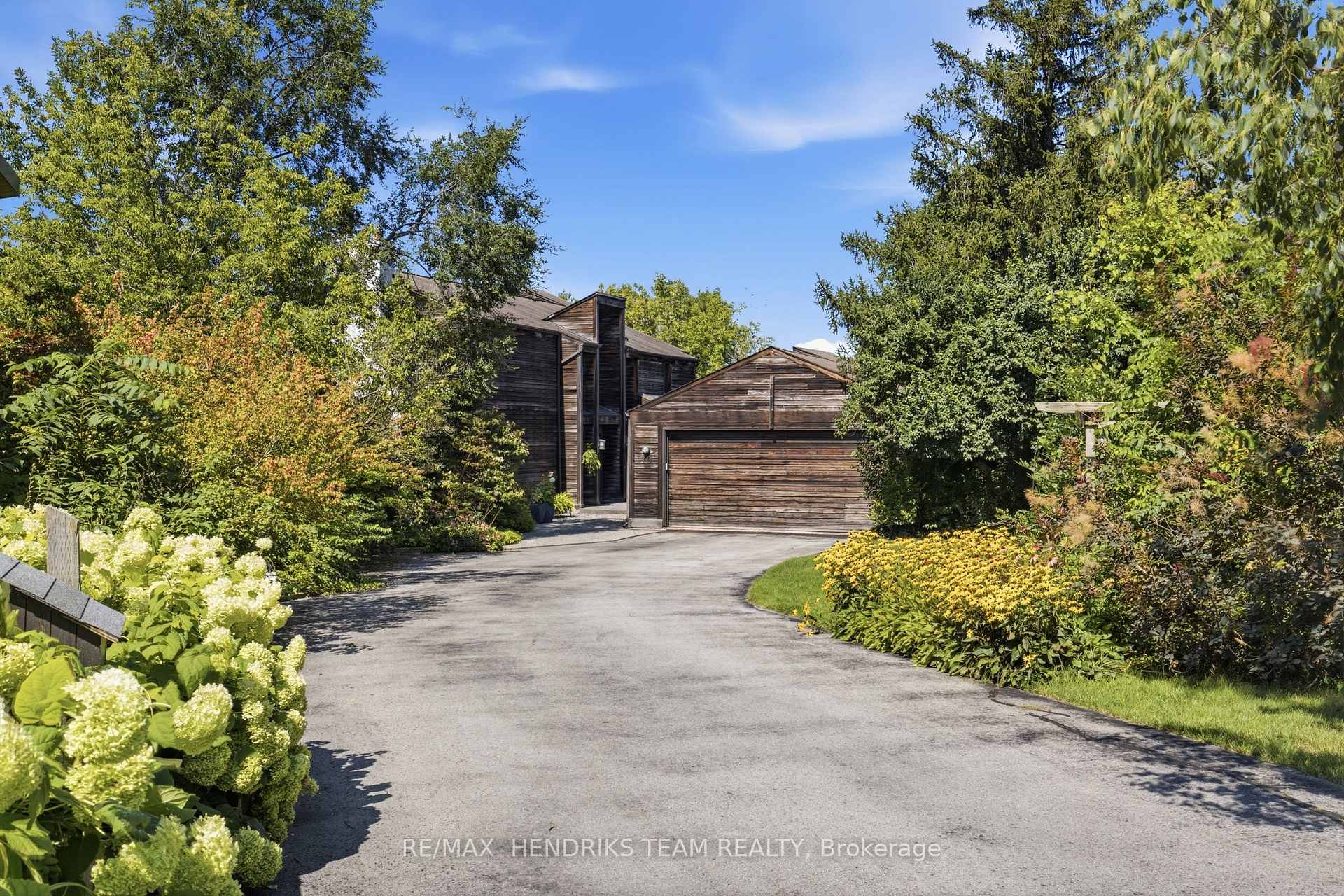 Photo 2 of 10 Vergorda Circle, St. Catharines, Glendale/Glenridge — HOMEH