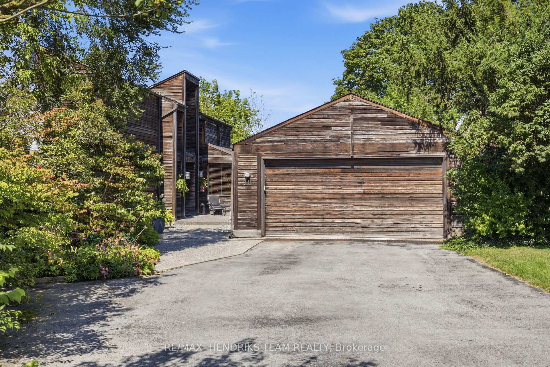 Photo 3 of 10 Vergorda Circle, St. Catharines, Glendale/Glenridge — HOMEH