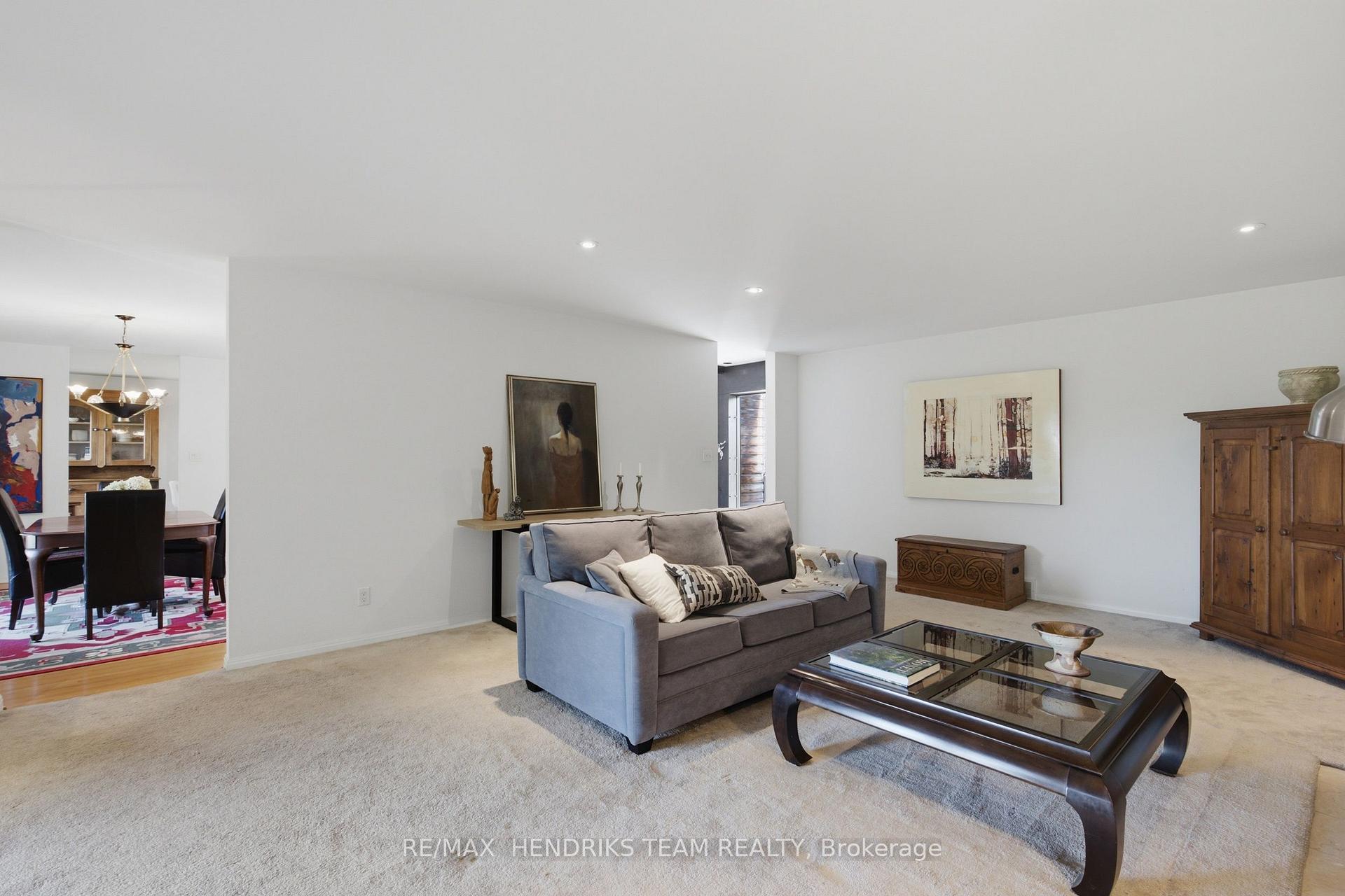 Photo 9 of 10 Vergorda Circle, St. Catharines, Glendale/Glenridge — HOMEH