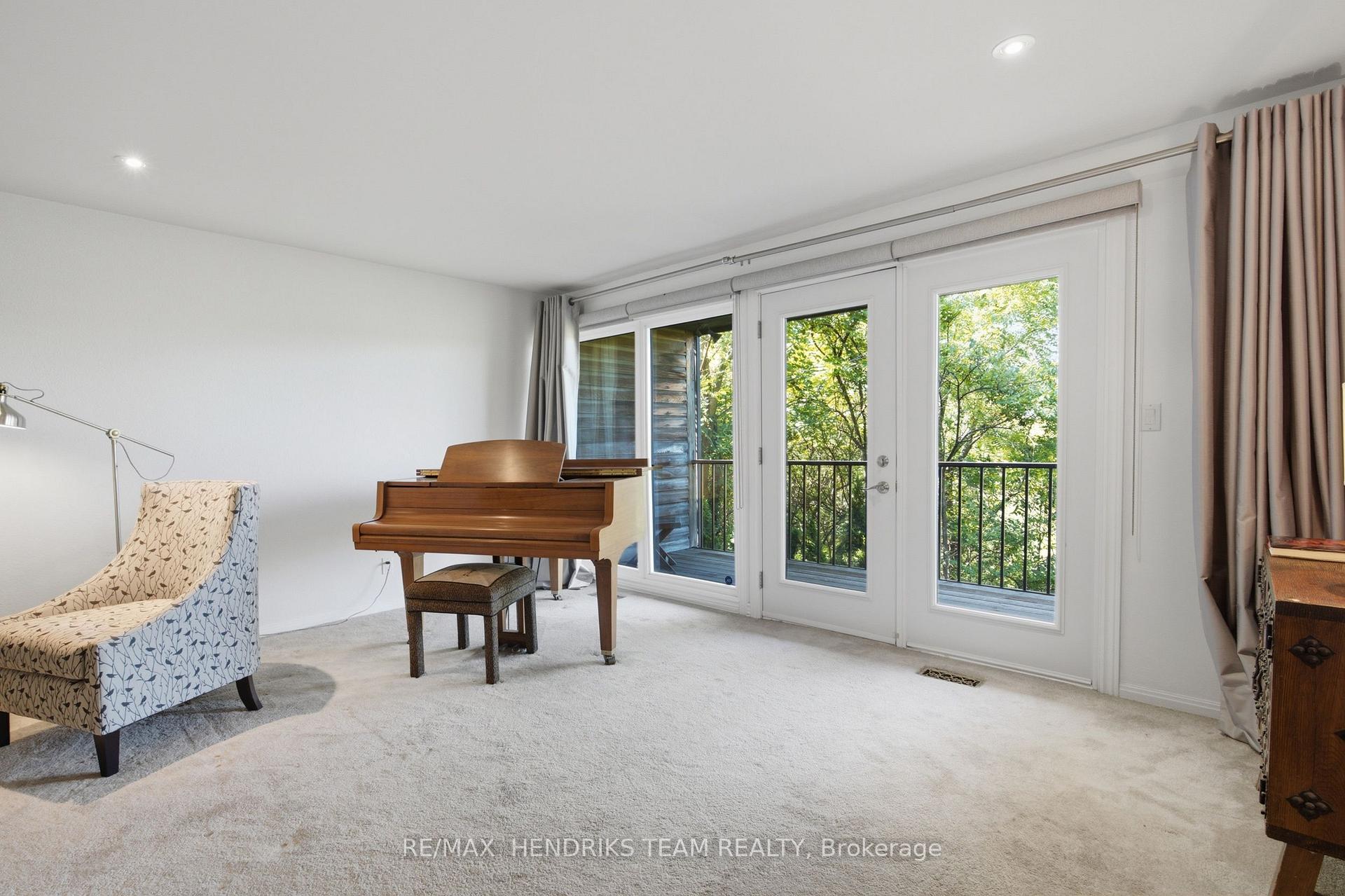 Photo 11 of 10 Vergorda Circle, St. Catharines, Glendale/Glenridge — HOMEH
