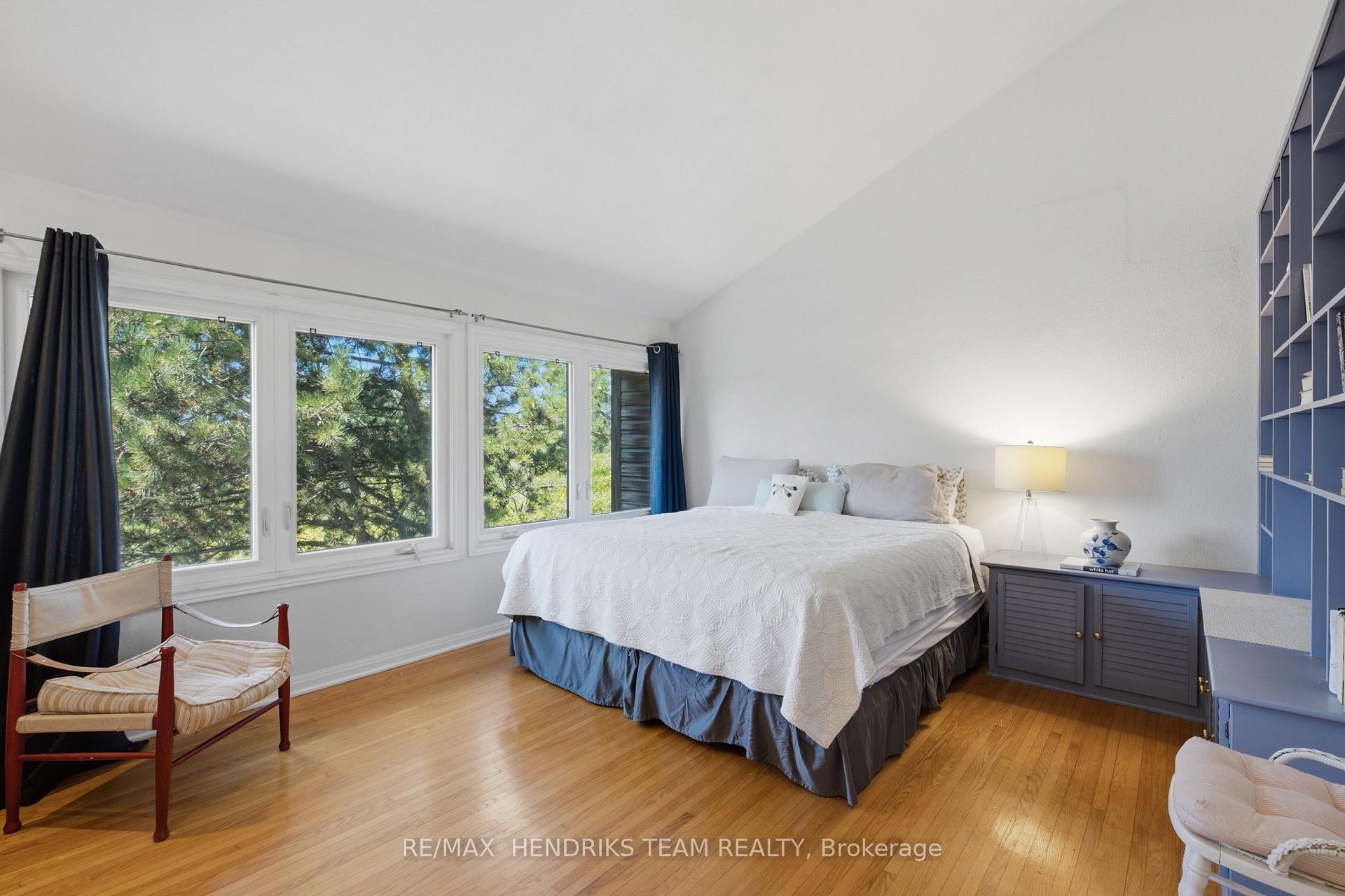 Photo 24 of 10 Vergorda Circle, St. Catharines, Glendale/Glenridge — HOMEH