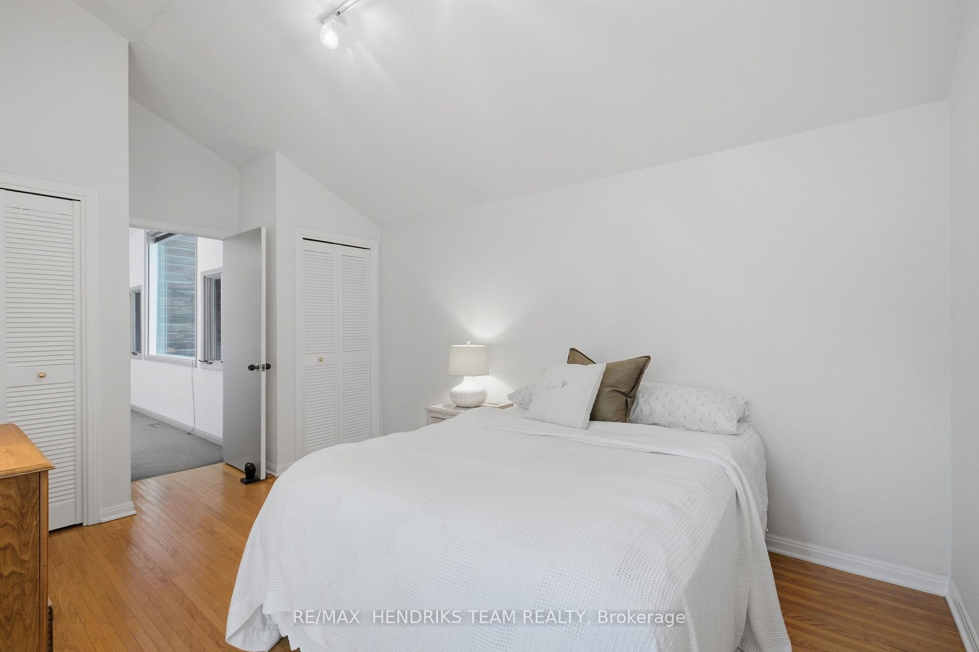 Photo 32 of 10 Vergorda Circle, St. Catharines, Glendale/Glenridge — HOMEH