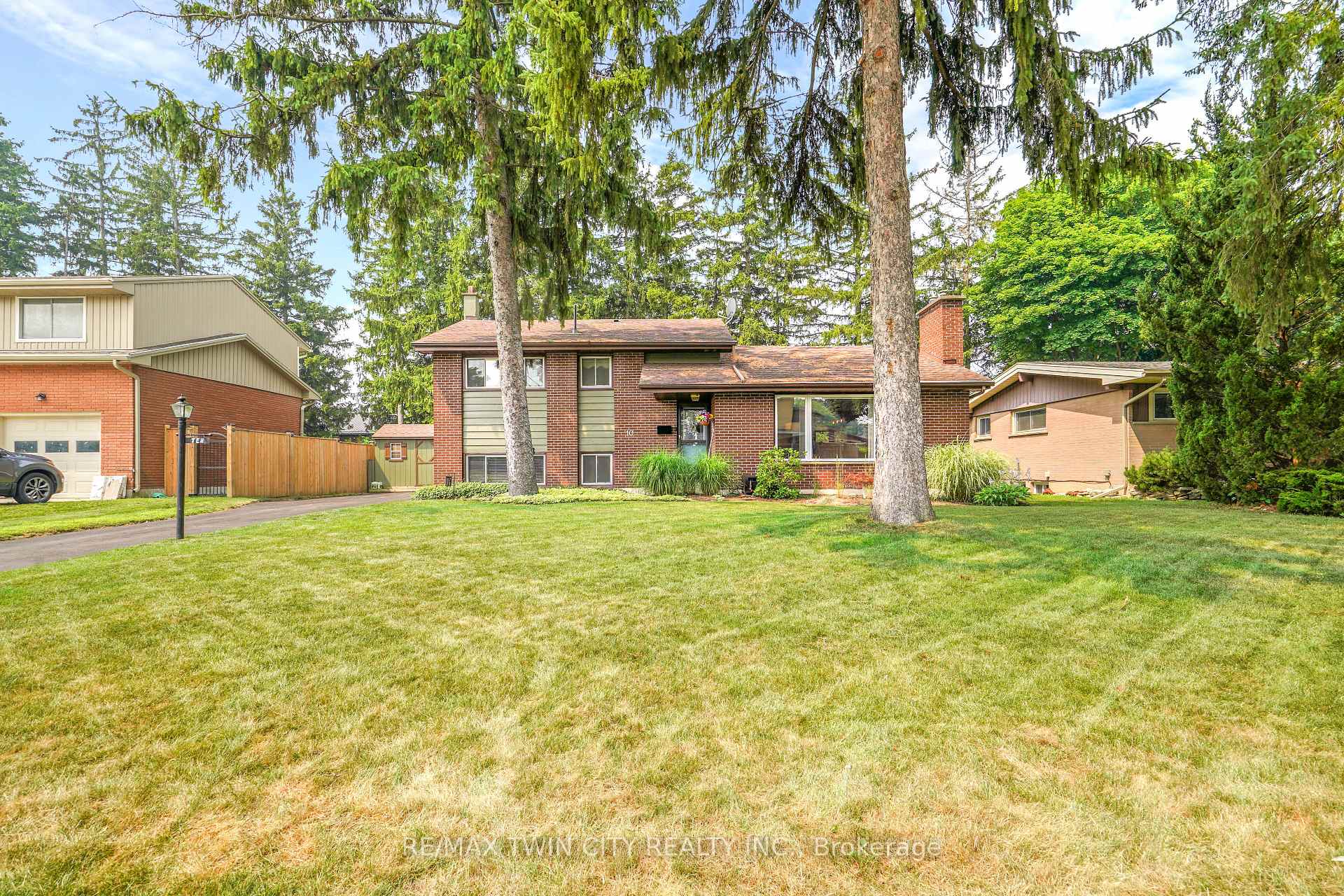 Photo 2 of 10 Brier Crescent, Brantford, Greenbrier — HOMEH