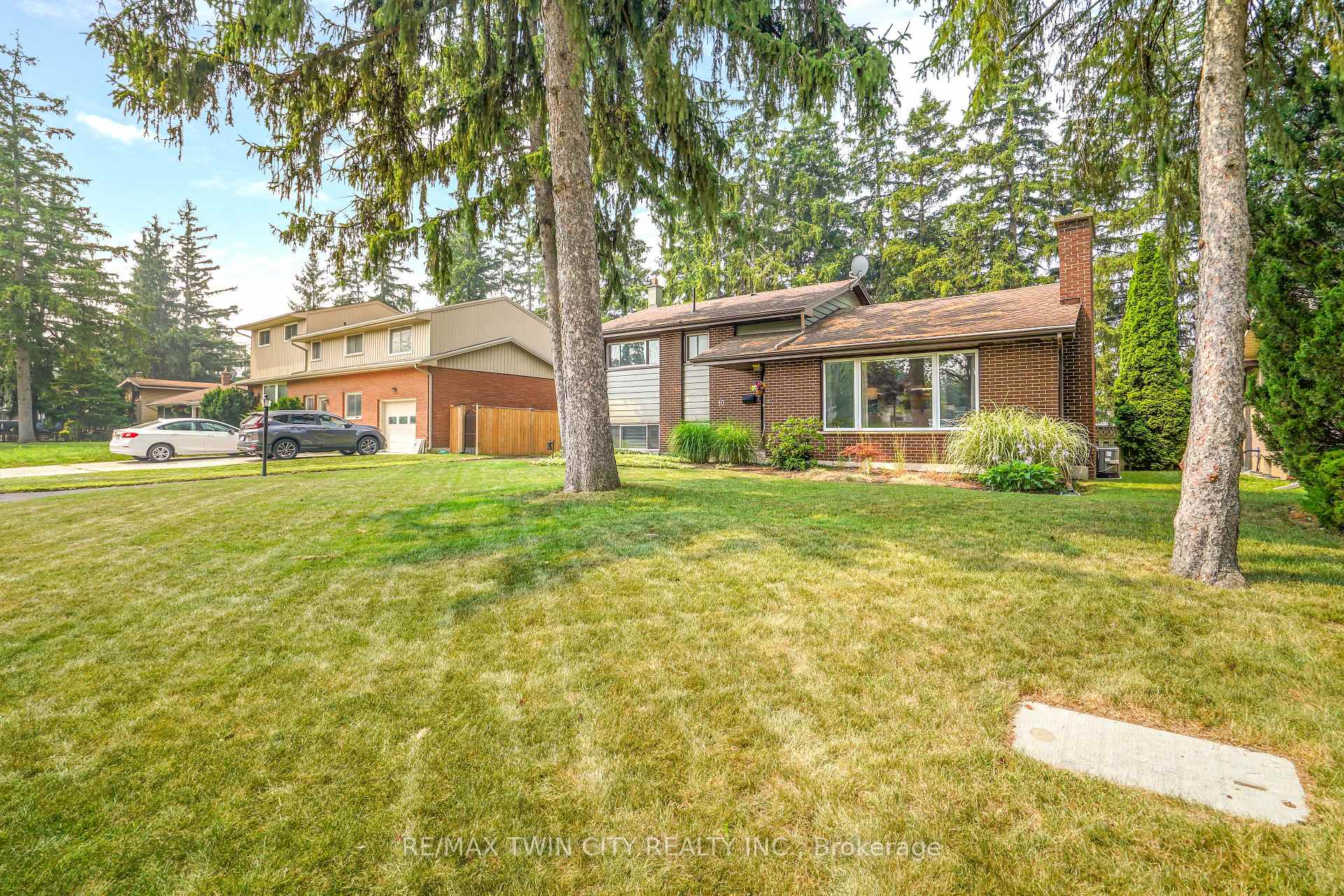 Photo 3 of 10 Brier Crescent, Brantford, Greenbrier — HOMEH